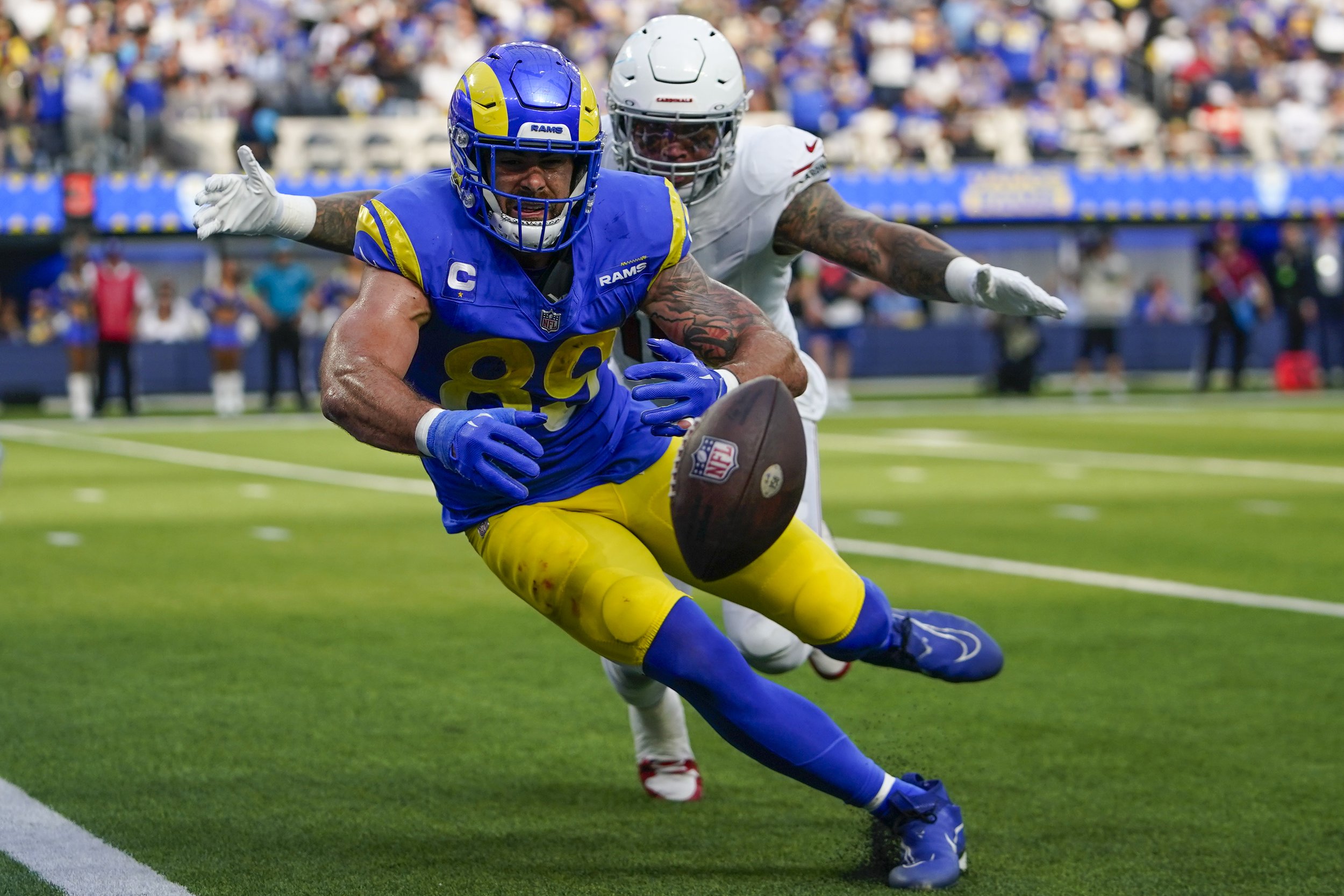  Los Angeles Rams tight end Tyler Higbee (89) misses a pass in front of Arizona Cardinals linebacker Josh Woods (10) during the second half of an NFL football game Sunday, Oct. 15, 2023, in Inglewood, Calif. 