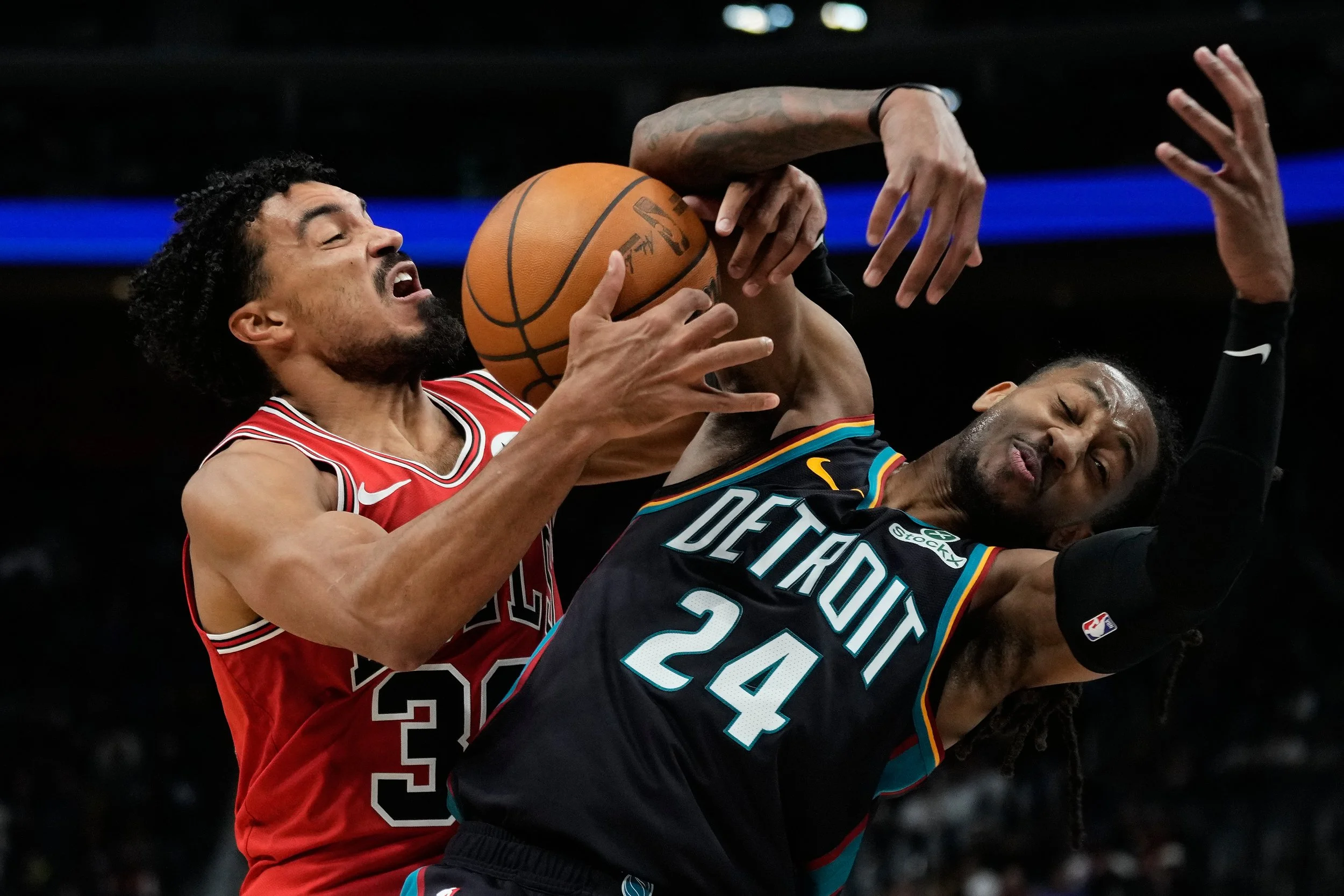  Detroit Pistons guard Daniss Jenkins, right, and Chicago Bulls guard Tre Jones vie for the ball during the second half of an NBA basketball game Wednesday, Nov. 12, 2025, in Detroit. (AP Photo/Ryan Sun) 