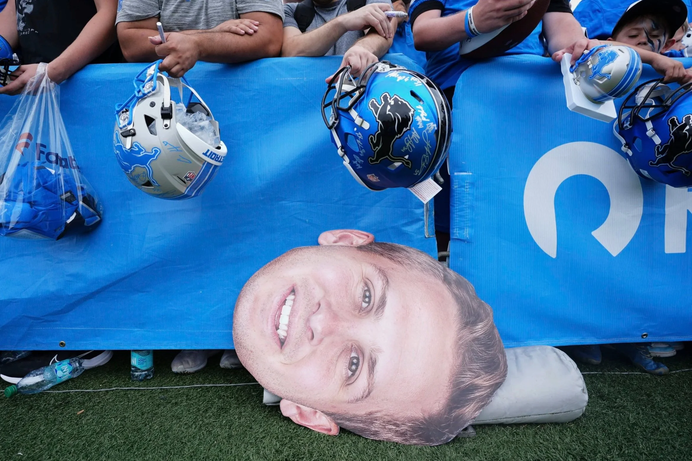  A sign of Detroit Lions quarterback Jared Goff is seen as fans wait to sign autographs during Back Together Weekend at the team's NFL football training camp, Saturday, July 26, 2025, in Allen Park, Mich. (AP Photo/Ryan Sun) 