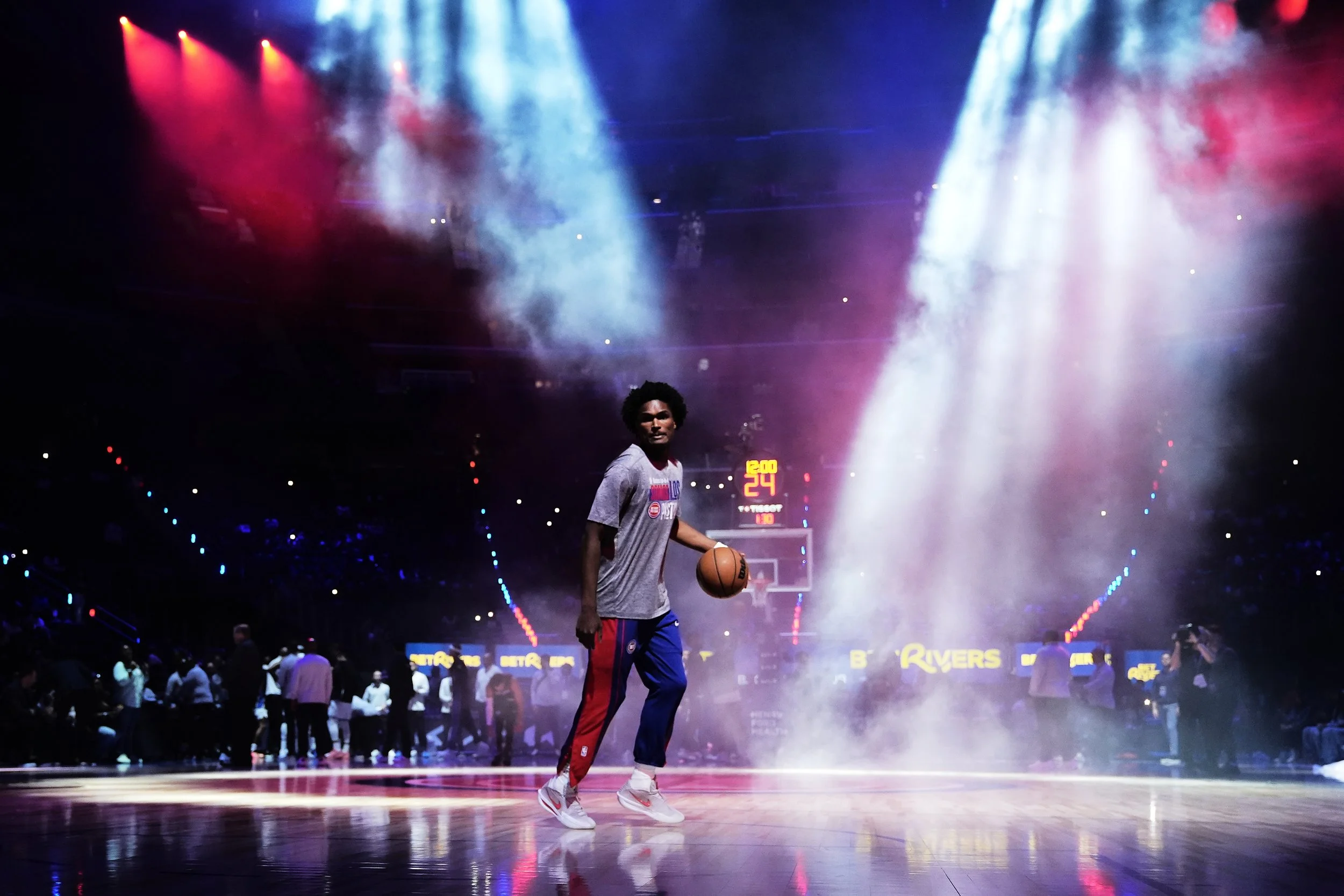  Detroit Pistons guard Ausar Thompson stands on court before an NBA basketball game against the Orlando Magic Wednesday, Oct. 29, 2025, in Detroit. (AP Photo/Ryan Sun) 