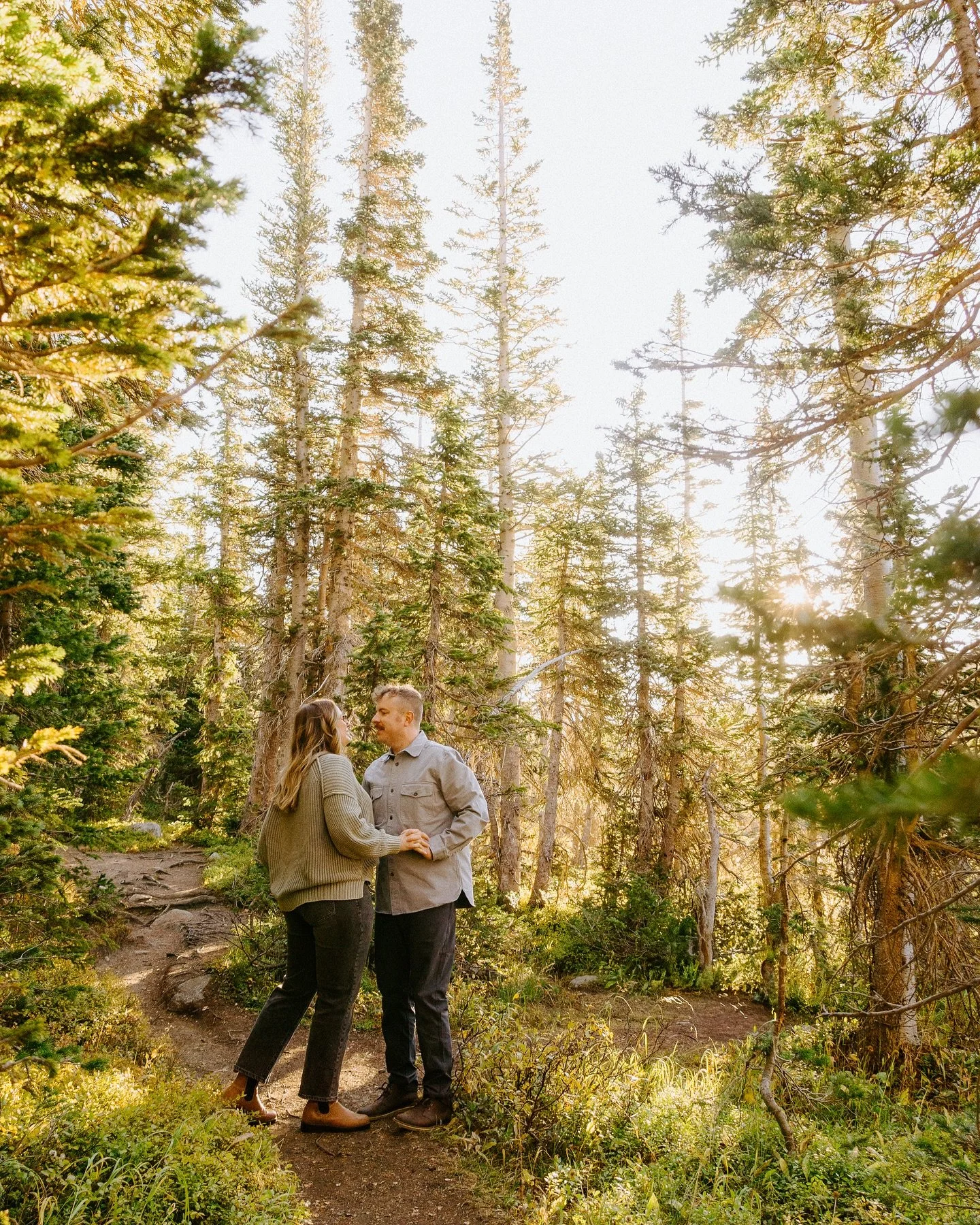 Putting the finishing touches on this lil engagement session from Indian Peaks a few weeks ago 🥰 Fall is holding on soooo much longer than last year and I am here for it.