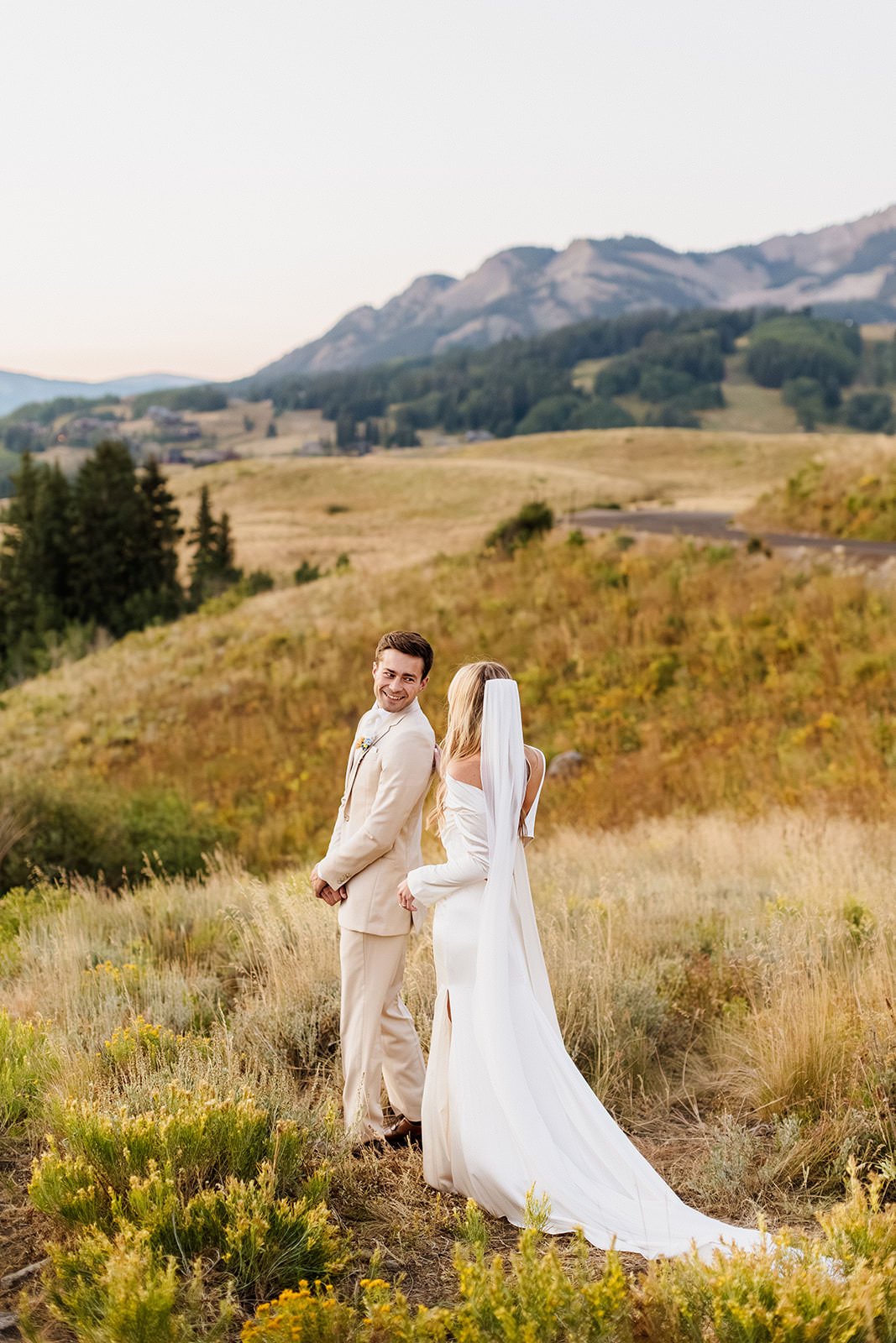 Intimate-Wedding-With-Family-In-Crested-Butte-00025.jpg