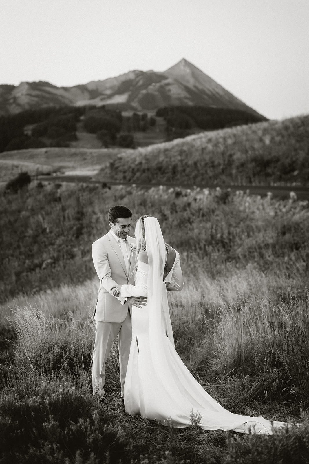 Intimate-Wedding-With-Family-In-Crested-Butte-00026.jpg
