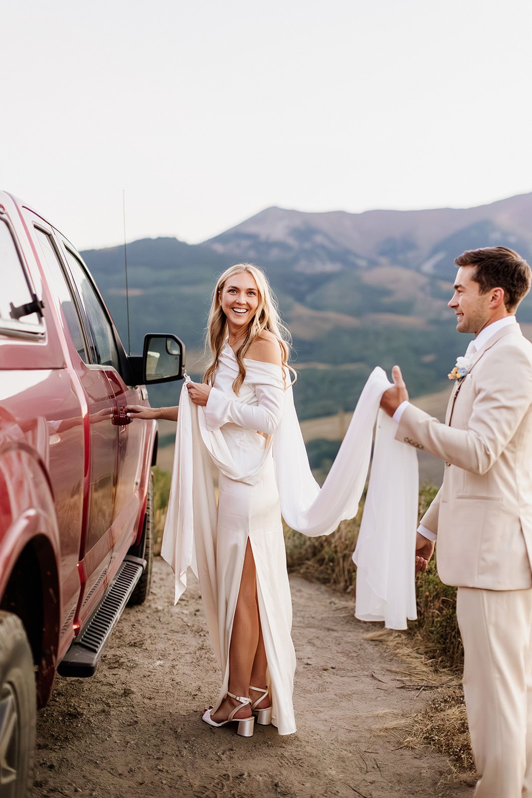 Intimate-Wedding-With-Family-In-Crested-Butte-00032.jpg