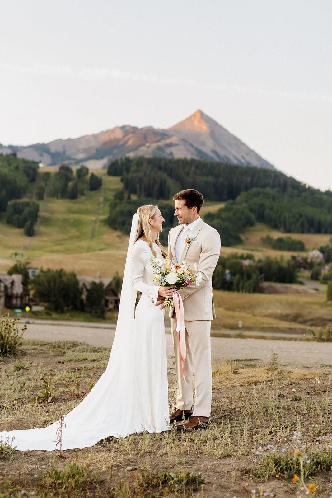Intimate-Wedding-With-Family-In-Crested-Butte-00033.jpg