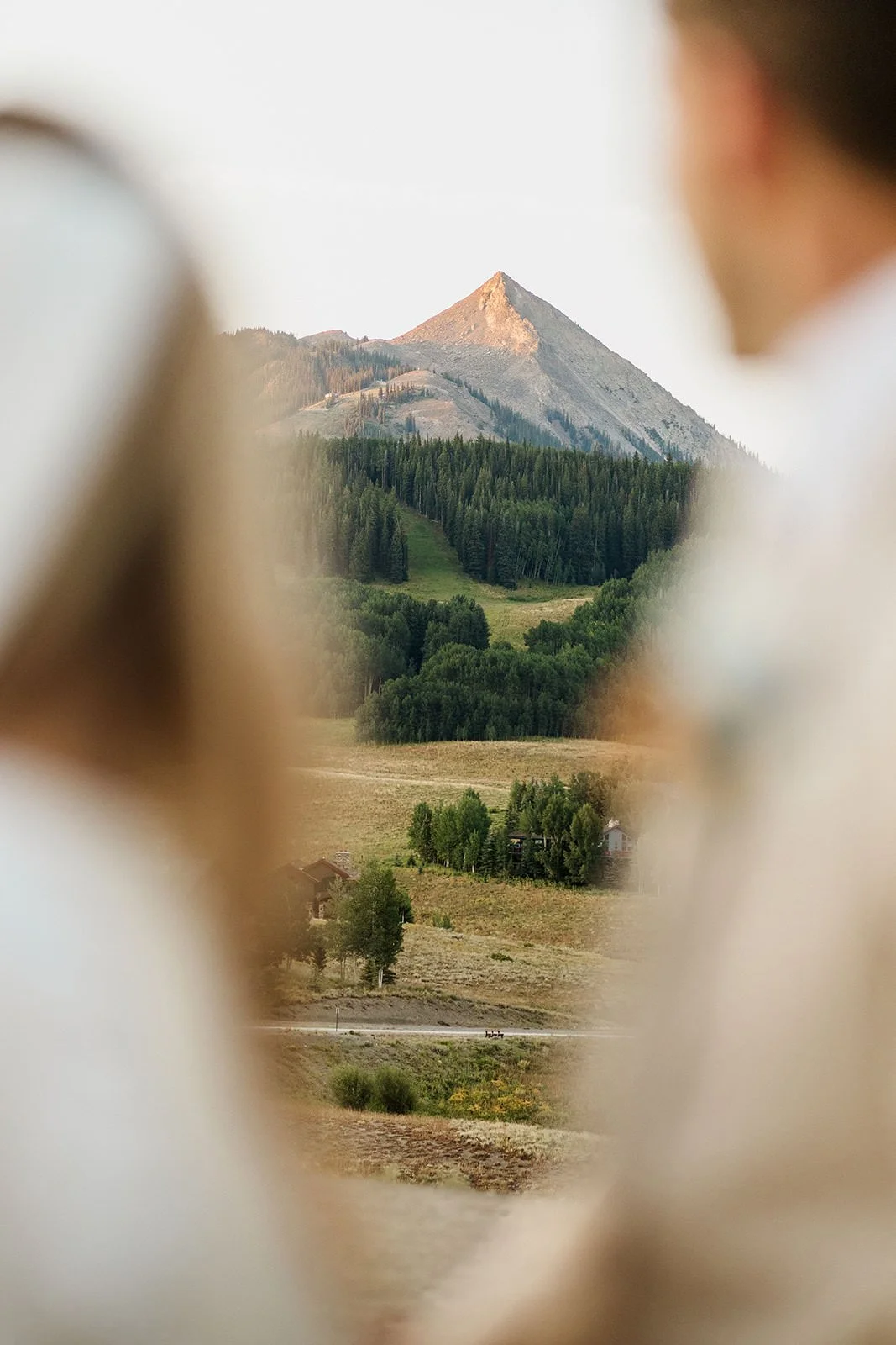 Intimate-Wedding-With-Family-In-Crested-Butte-00043.jpg