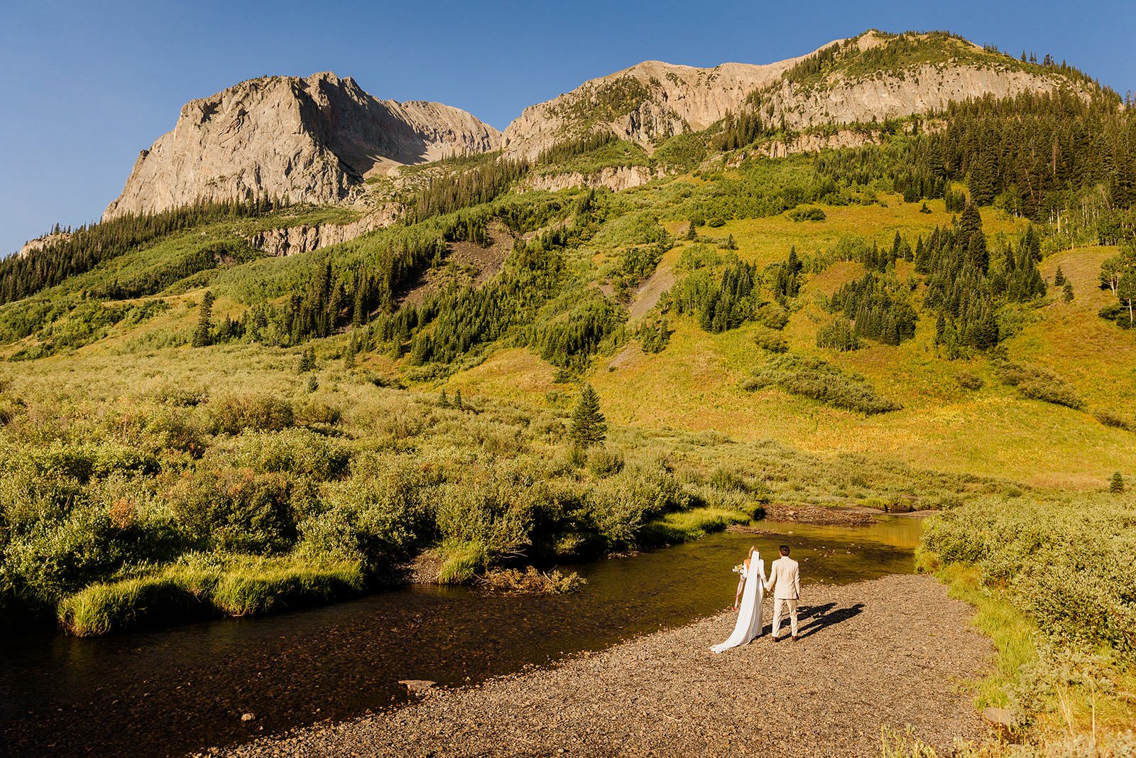 Intimate-Wedding-With-Family-In-Crested-Butte-00060.jpg