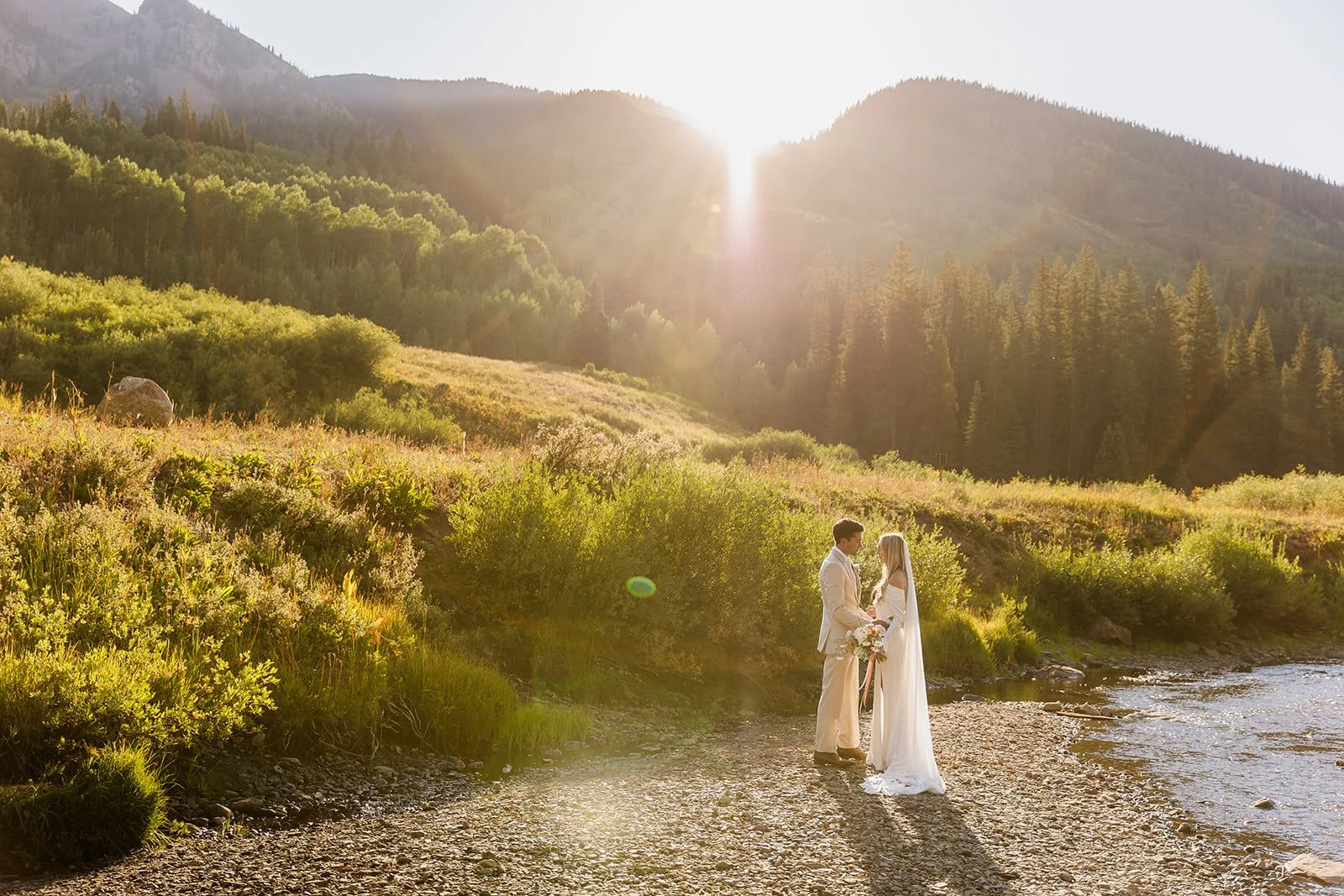 Intimate-Wedding-With-Family-In-Crested-Butte-00061.jpg