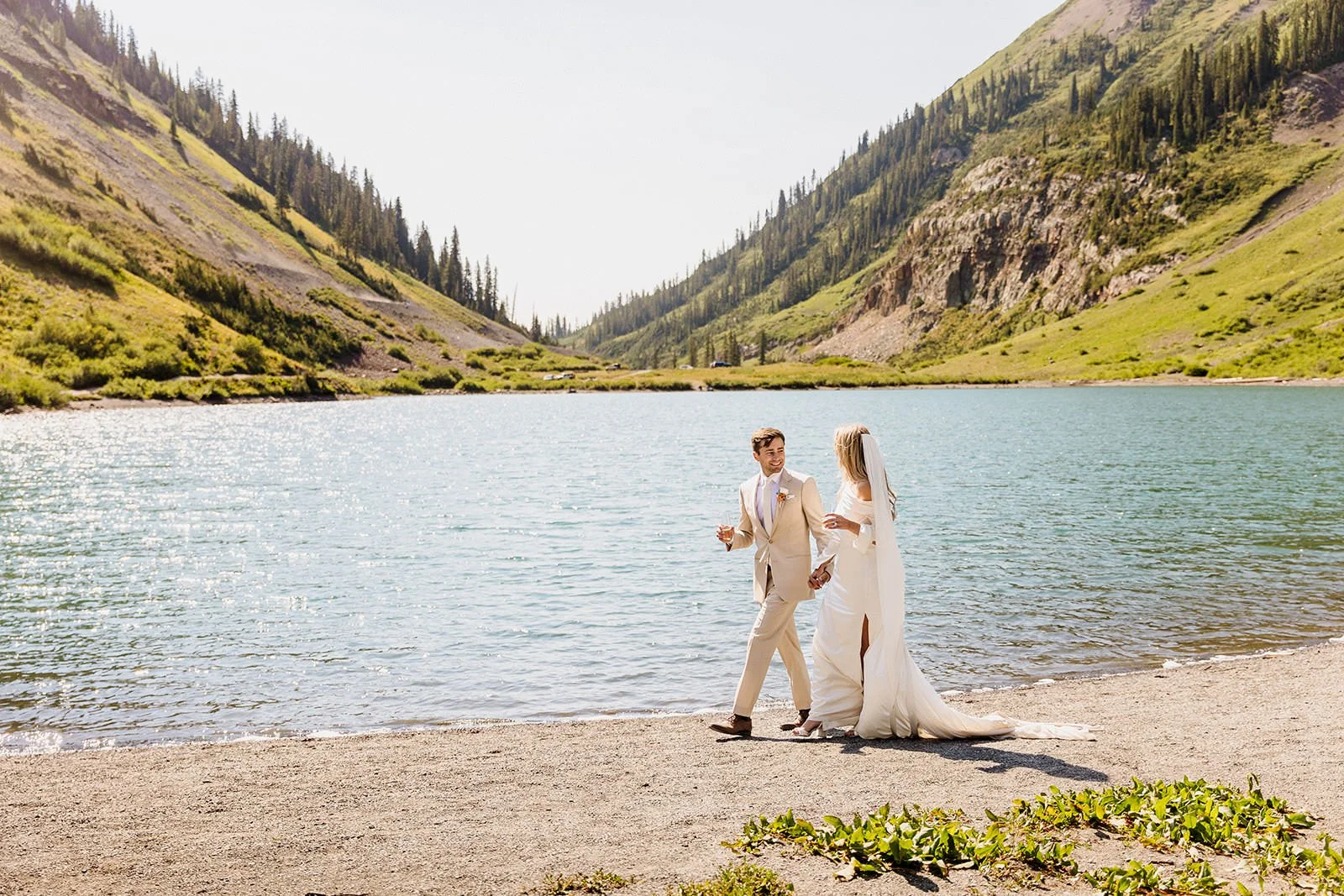 Intimate-Wedding-With-Family-In-Crested-Butte-00087.jpg