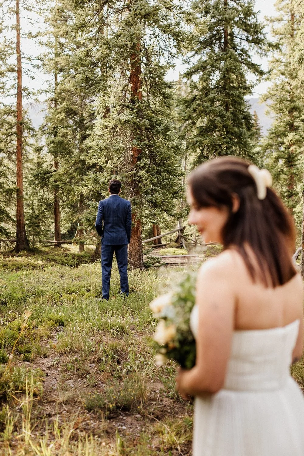 lake-irwin-elopement-crested-butte-02-first-look-approach.jpg