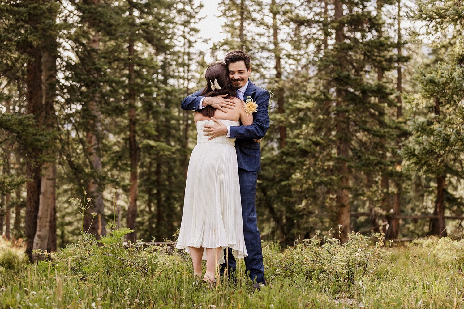 lake-irwin-elopement-crested-butte-05-first-look-hug.jpg