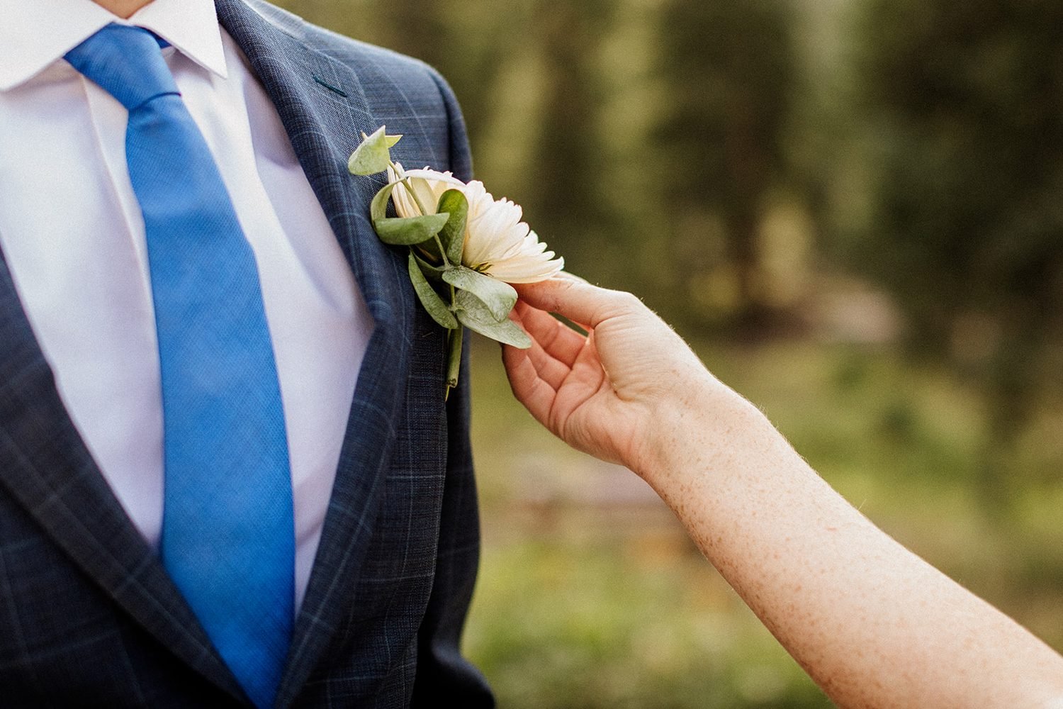 lake-irwin-elopement-crested-butte-09-boutonniere-detail.jpg