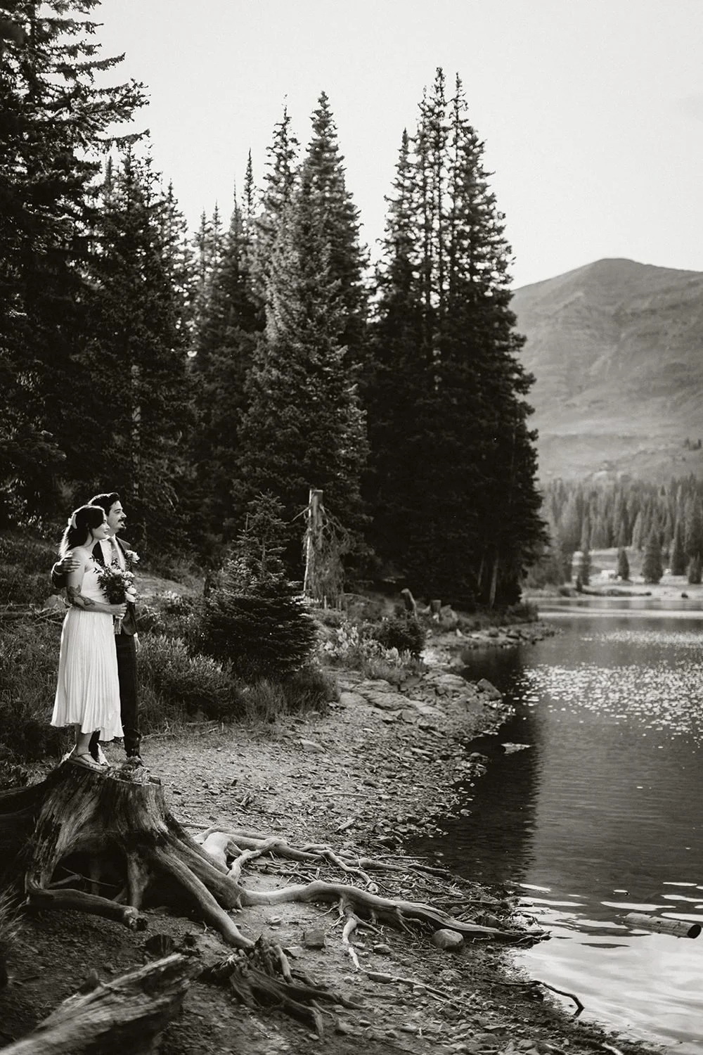 lake-irwin-elopement-crested-butte-12-lakeshore-bw.jpg