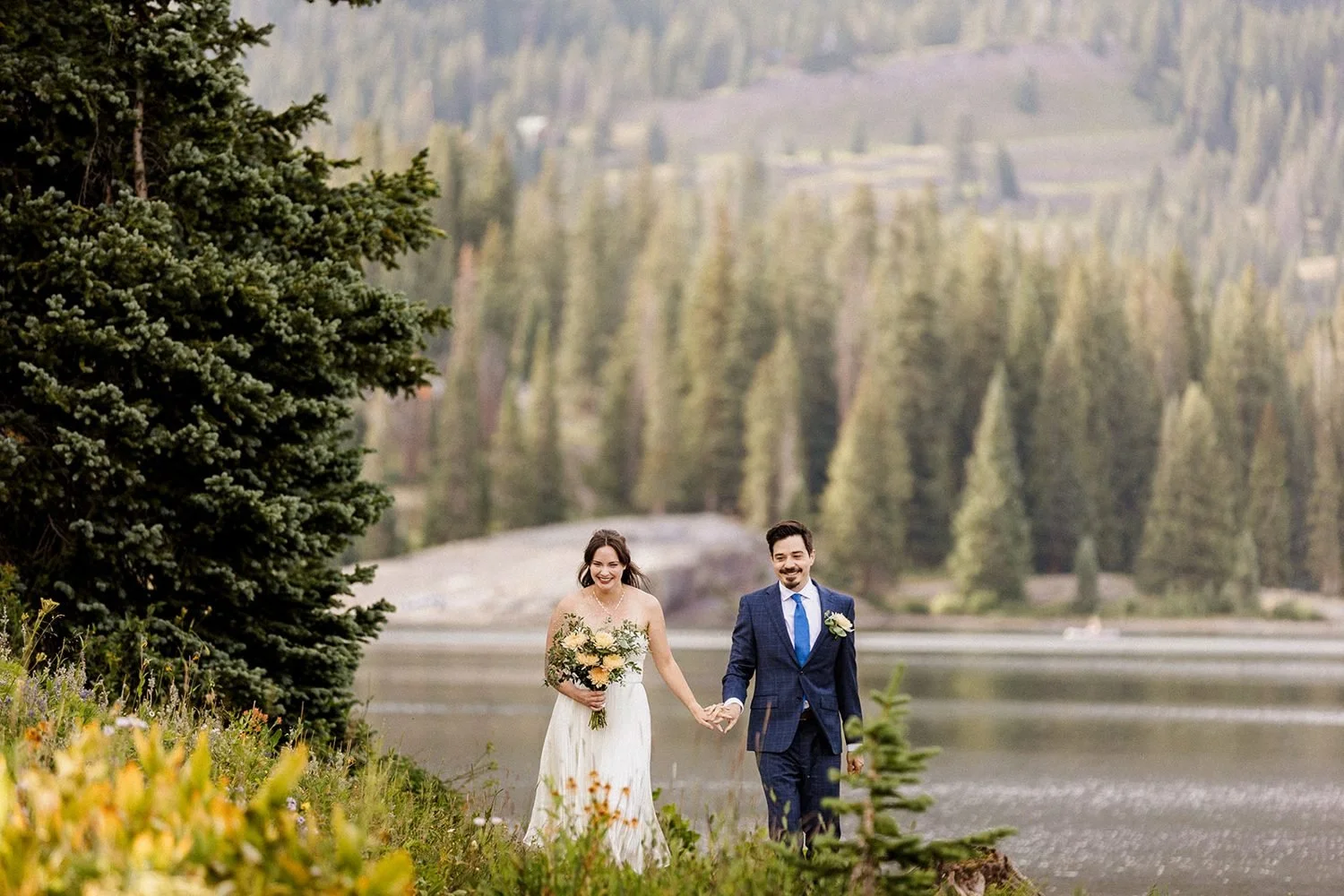 lake-irwin-elopement-crested-butte-15-lakeside-couple.jpg