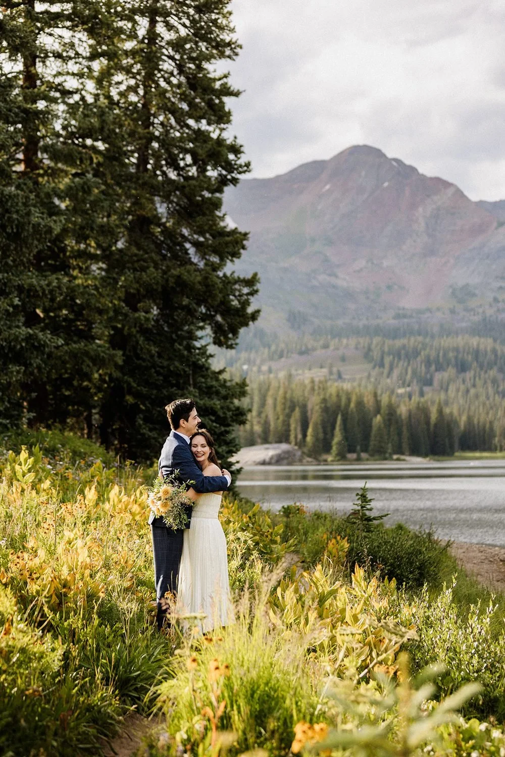 lake-irwin-elopement-crested-butte-16-lakeside-hug.jpg