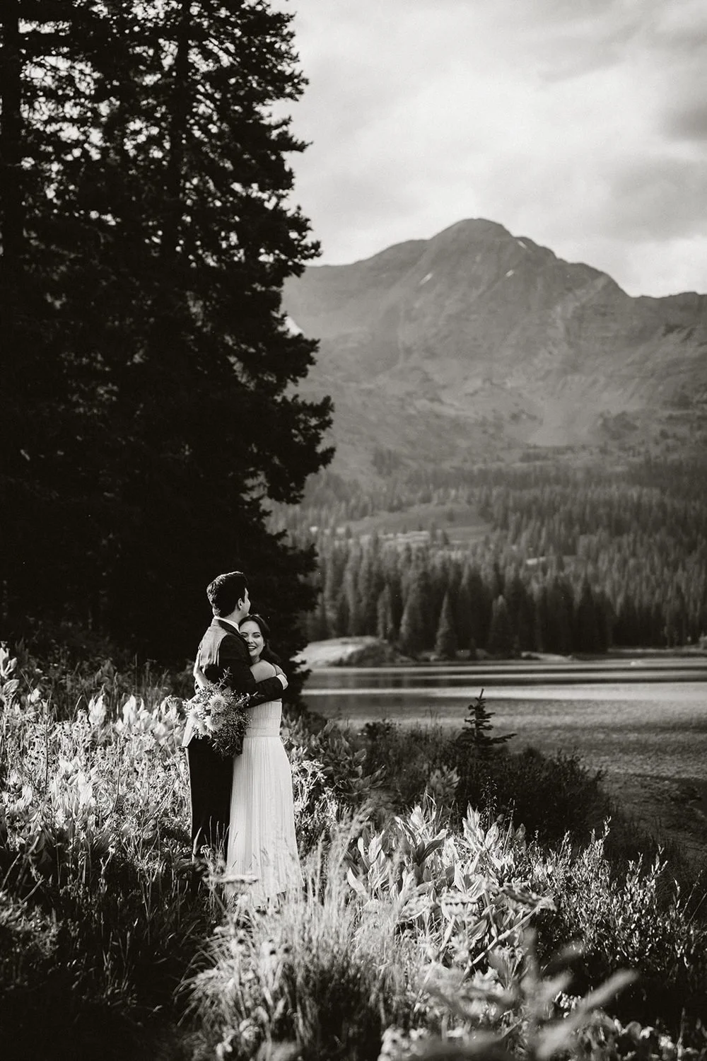 lake-irwin-elopement-crested-butte-17-lakeside-bw.jpg