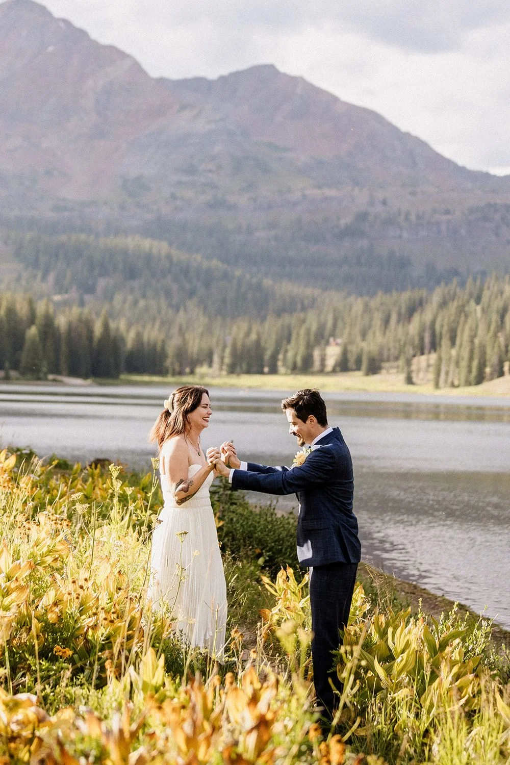 lake-irwin-elopement-crested-butte-20-playful-lakeside.jpg
