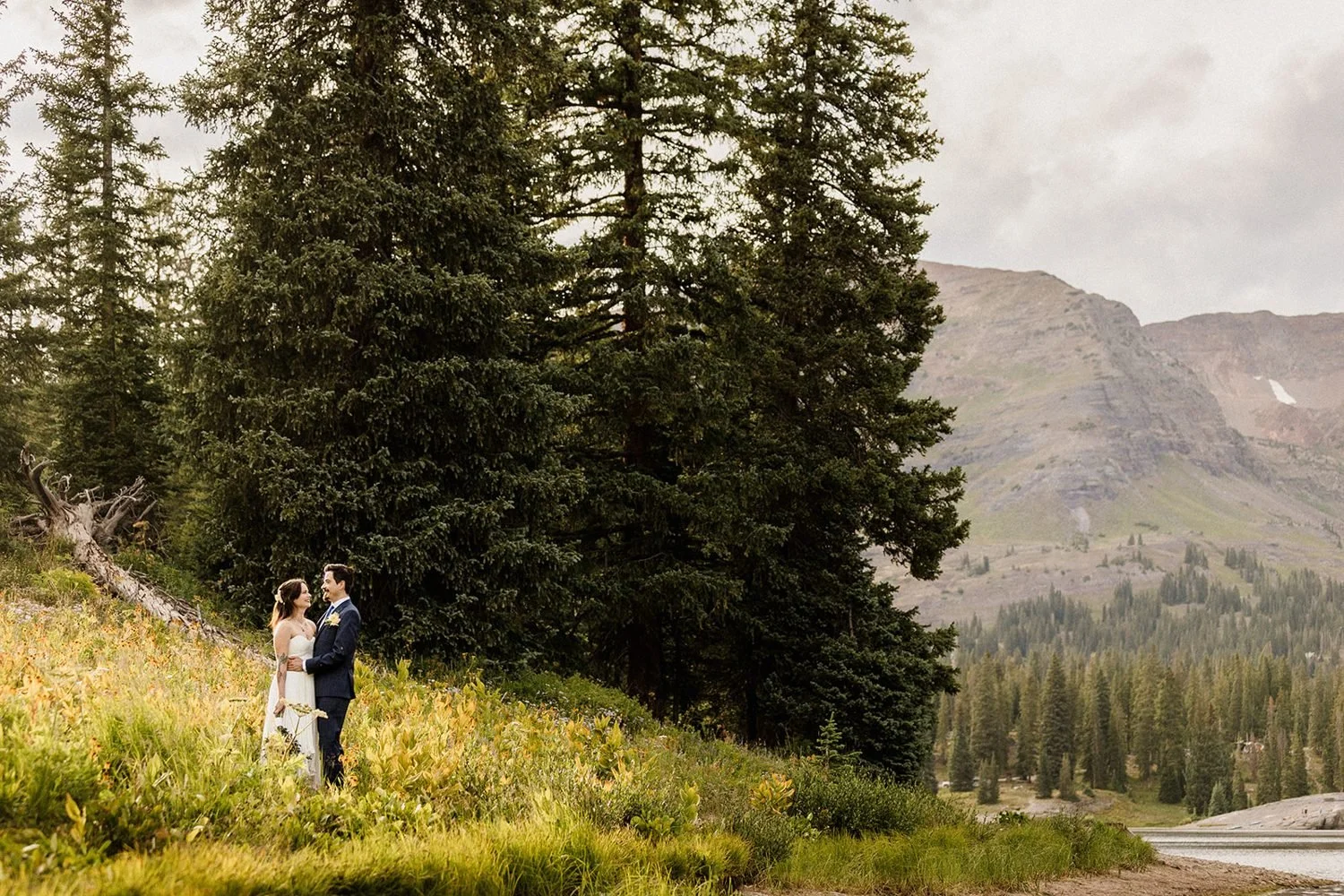lake-irwin-elopement-crested-butte-30-meadow-mountains.jpg