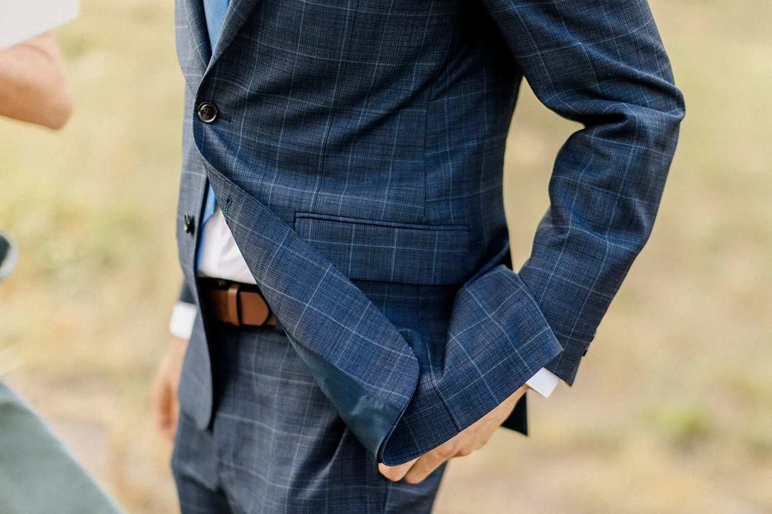 lake-irwin-elopement-crested-butte-57-suit-detail.jpg