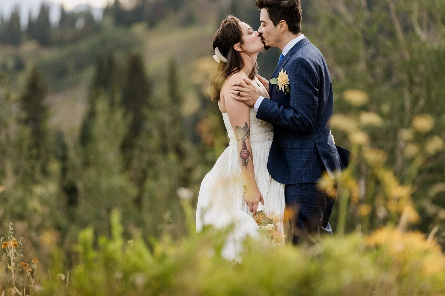 lake-irwin-elopement-crested-butte-77-evening-kiss.jpg