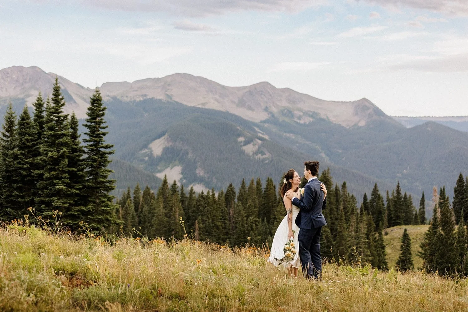 lake-irwin-elopement-crested-butte-78-mountain-vista-couple.jpg