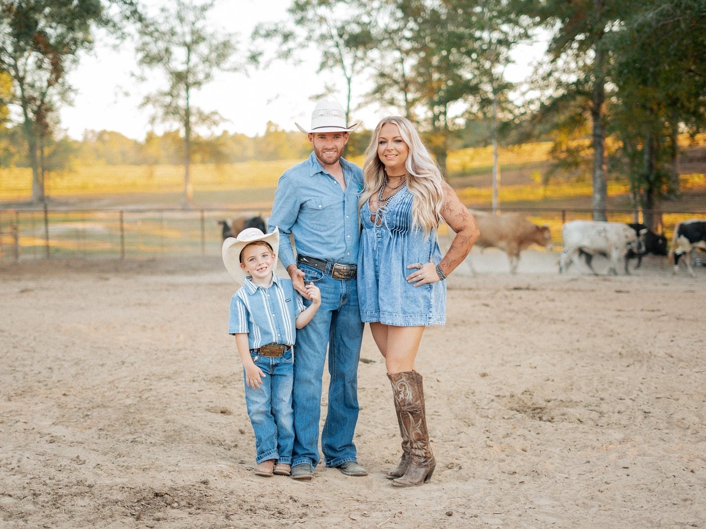 This nasty weather has had me missing being behind the camera on a pretty sunset evening like it was for this session! ☀️ Makes my editing job so much easier!!! Sweet little families like the Wiggins make it a lot easier, too &lt;3 
-
-
#weddingphoto