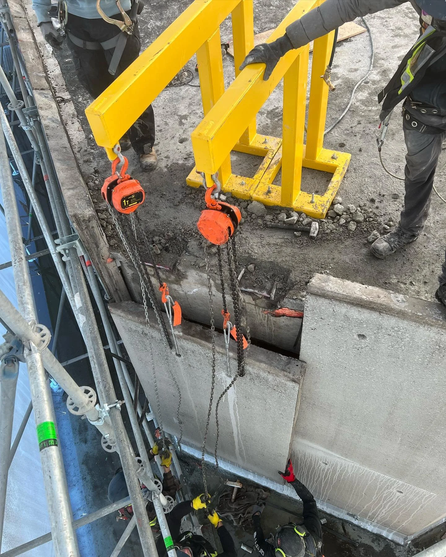 Did we mention we also fabricate our own rigging equipment? 😎 #rigging #engineer #demolition #concretecuttingvancouver