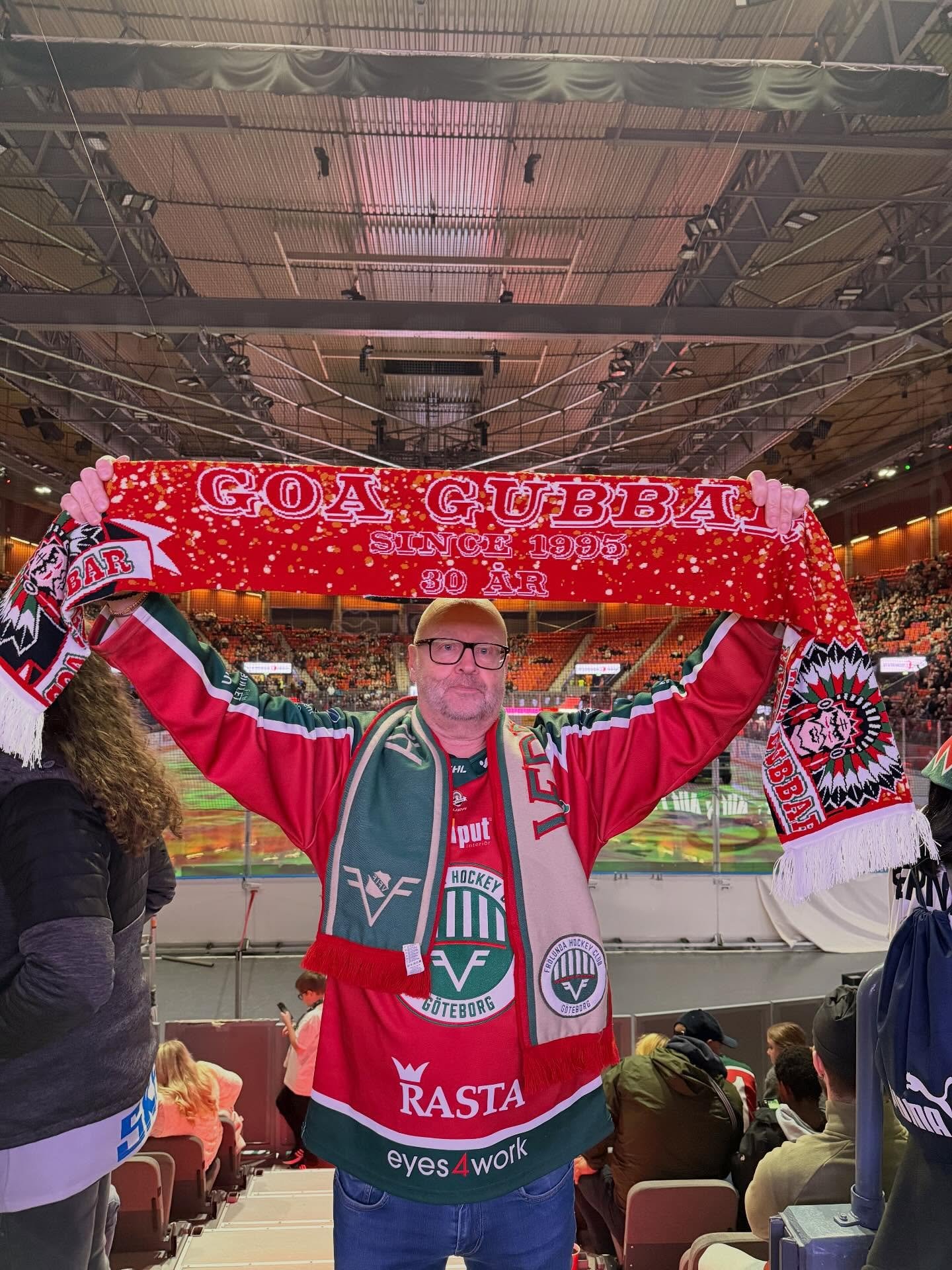 Har du inte m&ouml;jlighet att ta dig till Scandinavium? Nu erbjuder vi postleverans, kontakta info@goagubbar.org om du &ouml;nskar best&auml;lla en jubeleumshalsduk! Trevlig helg &ouml;nskar Goa Gubbar!