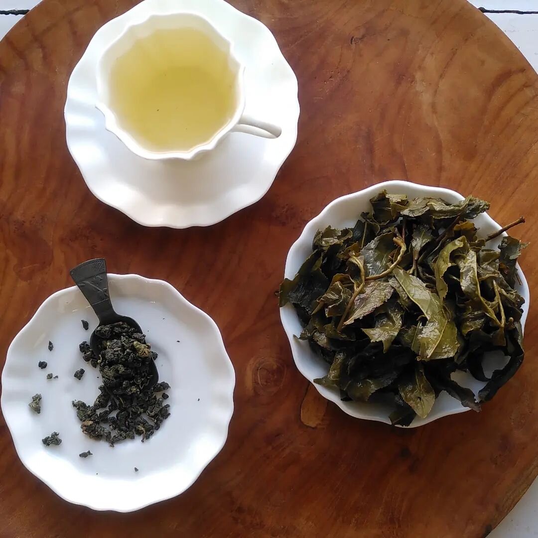 The these tiny little hand rolled balls of tea leaf grown in the mountains in Taiwan expand so dramatically the whole bush is left in your teapot!  This Ali Shan oolong is smooth and floral I love it. 
.
.
@scottishteahouse @what_cha_tea
.
#alishanoo