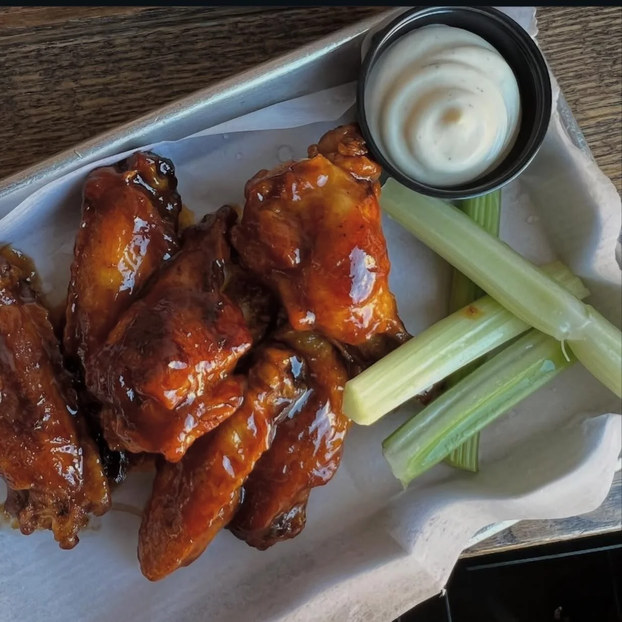 Eagles Game? 🦅 $1 Wings? 🍗 Cold beer? 🍺 Sounds like the perfect Monday night to us! 
.
.
.
.
#pizzalovers #woodfiredpizza #pizzanight #mybristolborough #gobirds #wingnight