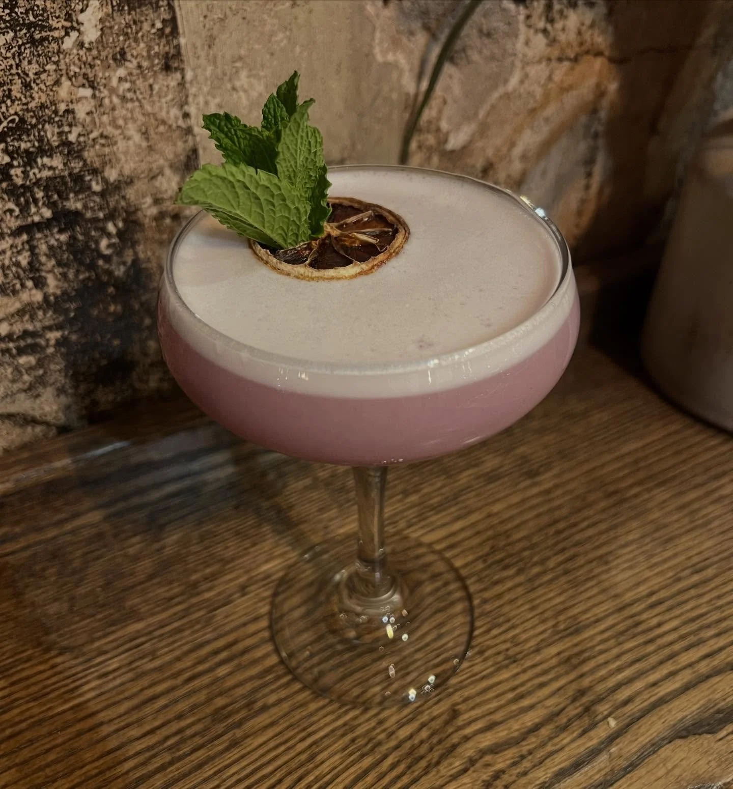 Berry Merry Sour - Gin, Berry Syrup, Lemon 🍓🎄🫐 
Come out and grab a drink special to kick off the holidays with us! 
.
.
.
.
#drinklovers #cocktaillovers #mybristolborough #woodfiredpizza #pizzalovers #pizzanight