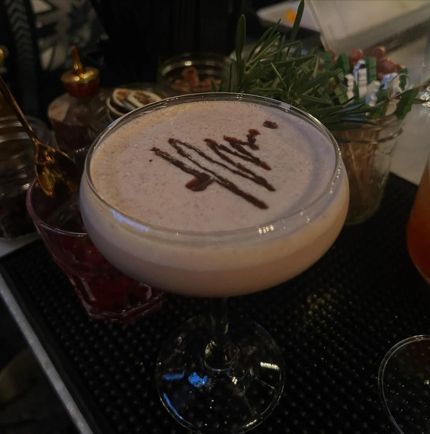 Christmas Martini Art to start your holiday week off right! 🎄 Stop in for a cocktail and some $1 wings! 
.
.
.
.
#pizzalovers #pizzanight #mybristolborough #christmas #cocktaillovers