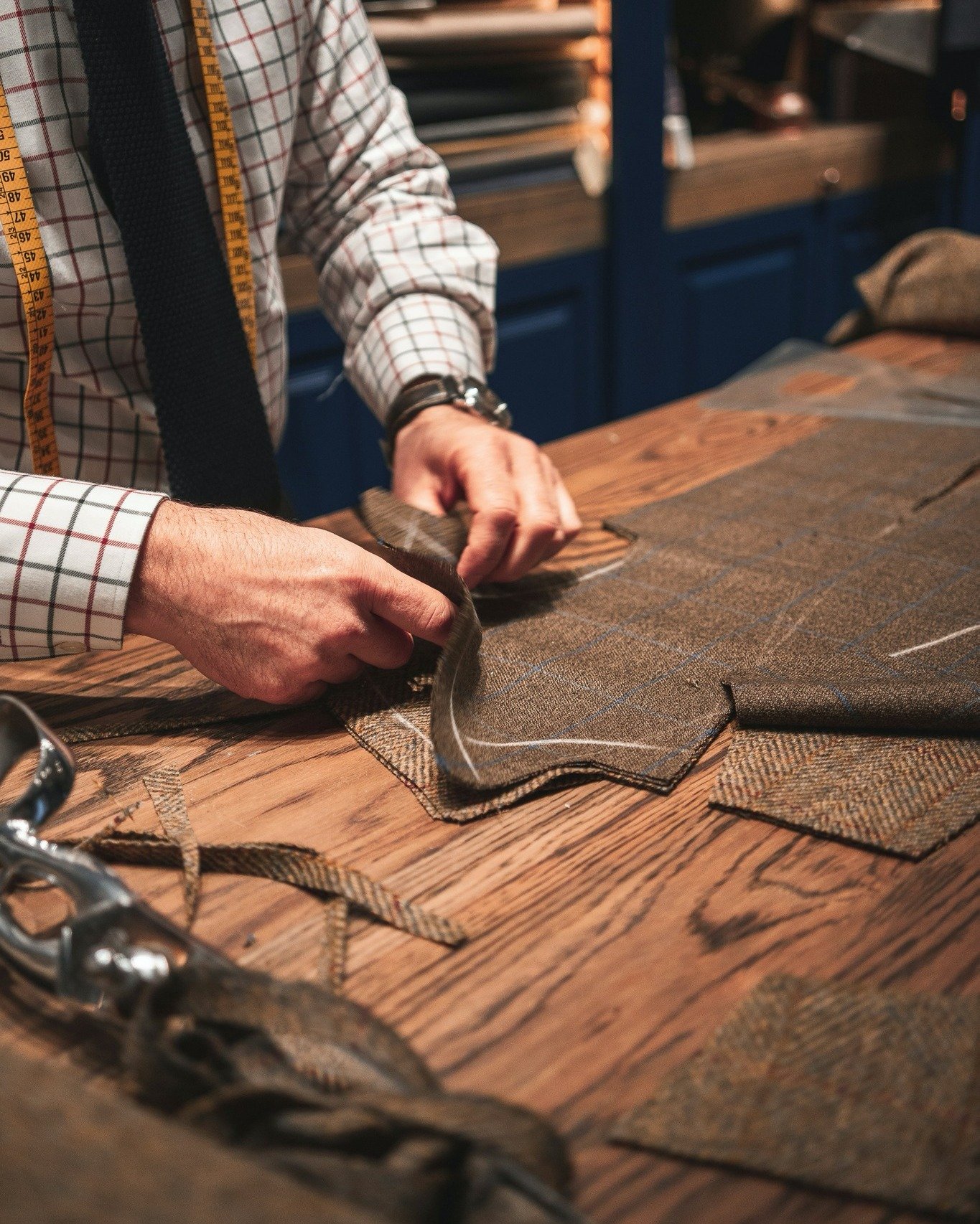 Throwback to traditional techniques such as hand-stitched canvassing, pick stitching, and buttonhole detailing that have been passed down through generations, ensuring the impeccable quality and fit of tailored garments.

 #CollarConfidence #shirtsty