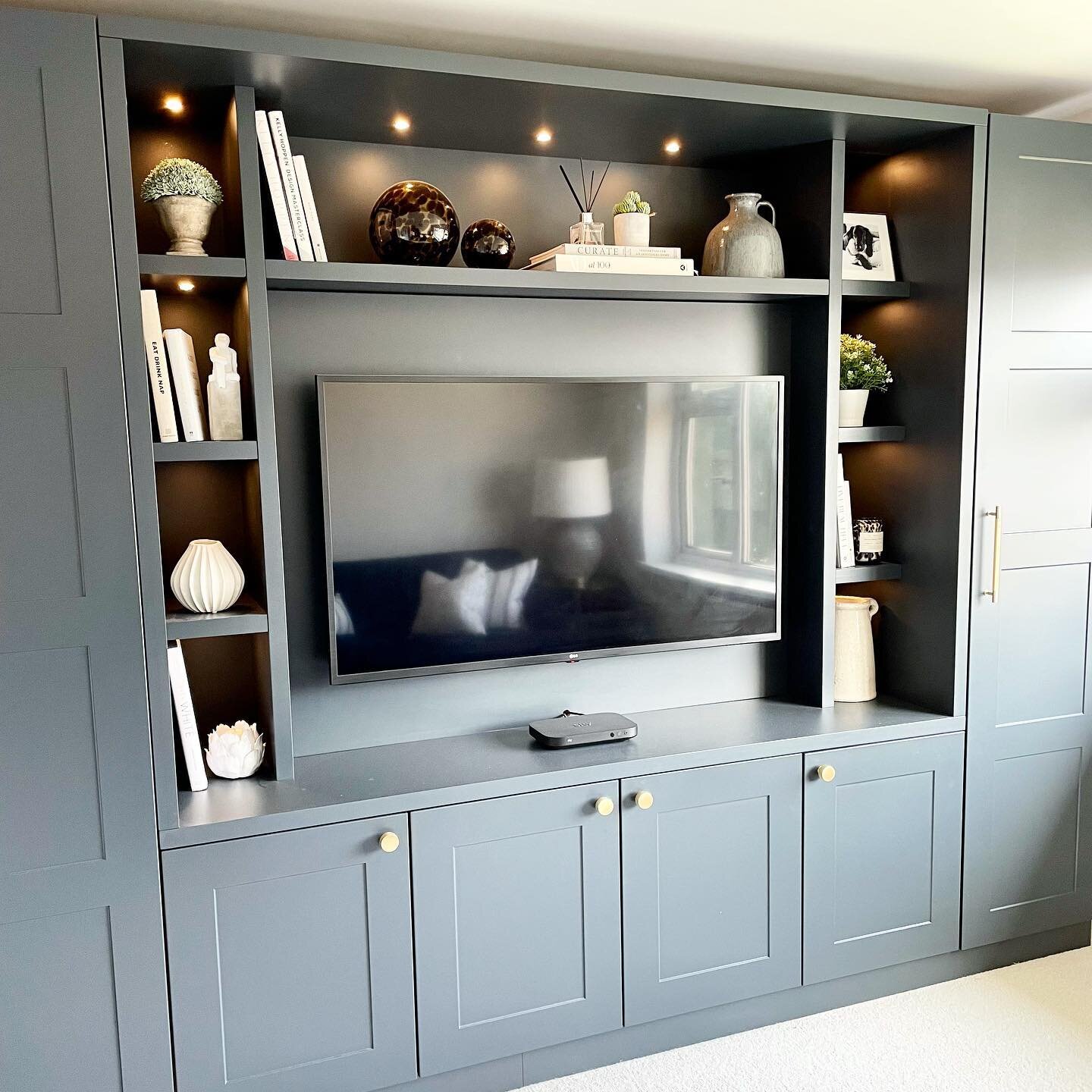 A little snug update! 

I have finallyyyyy got around to filling these little shelves which has taken a while and cost a lot of money (coffee table books are not cheap!)💰

But I am so happy with how it&rsquo;s looking now. Just need a footstool and 
