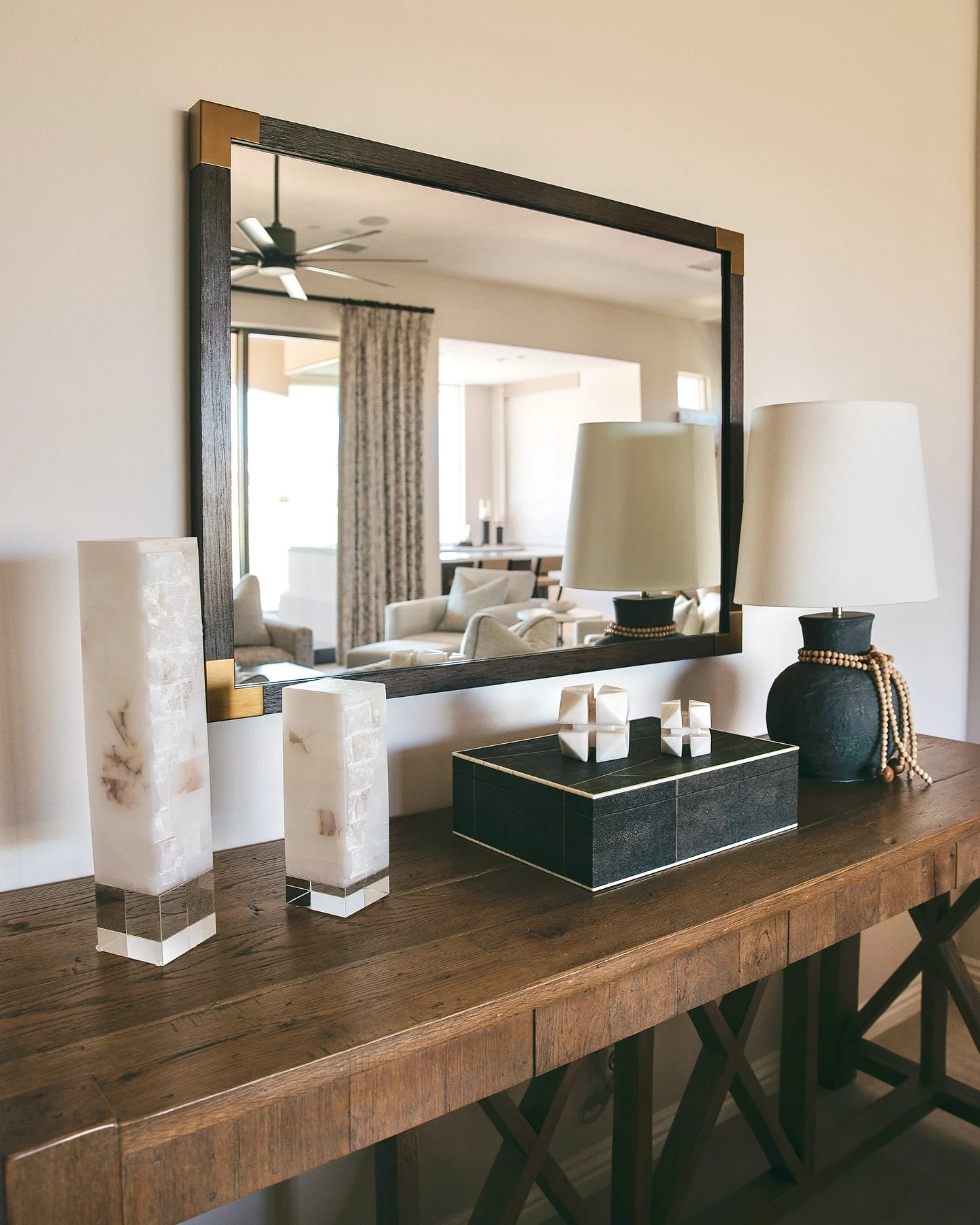 🥁 Designer Spotlight: @sturtevantinteriors 🥁

A home that perfectly balances modern sophistication with timeless traditional flair &mdash; truly a modern, elegant dream 🤌 Clare&rsquo;s signature touch of class elevates every space she designs! 

#