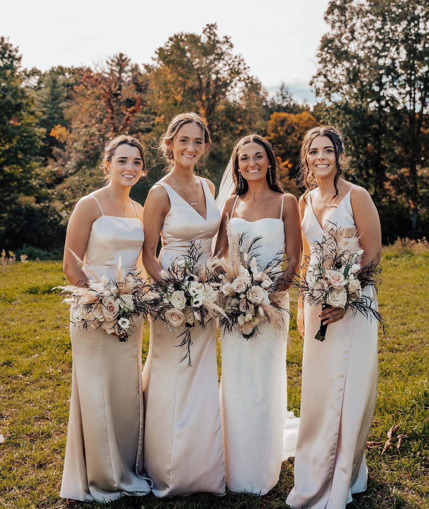 Our gorgeous #lilylady Theresa with her ladies in @amsale 🤍

#amsale #amsalebridesmaids #champagnebridesmaids #fallwedding #upstatenywedding #lilybride