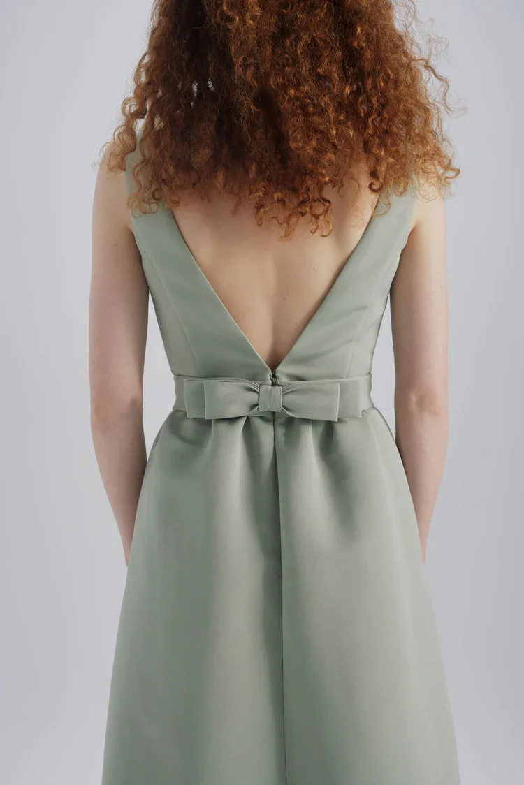 Amsale_Bridesmaids_THAYER_GB353A_Faille_Strapless_DirndlDkirt_WaistBow_Mood1_750x.webp