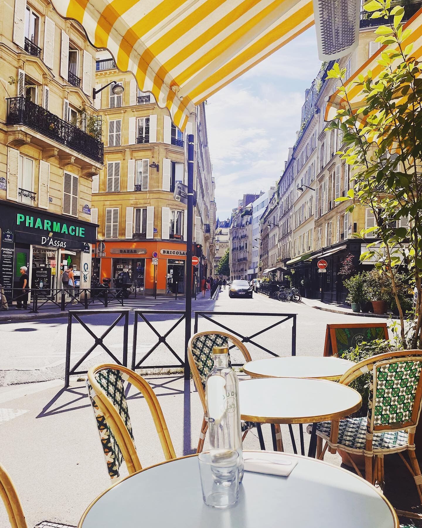 Voil&agrave; l&rsquo;&eacute;t&eacute; ☀️.

.
.
.
.
#paris #terrasse #cafe #summer #travelgram #parisjetaime #coffee #travel