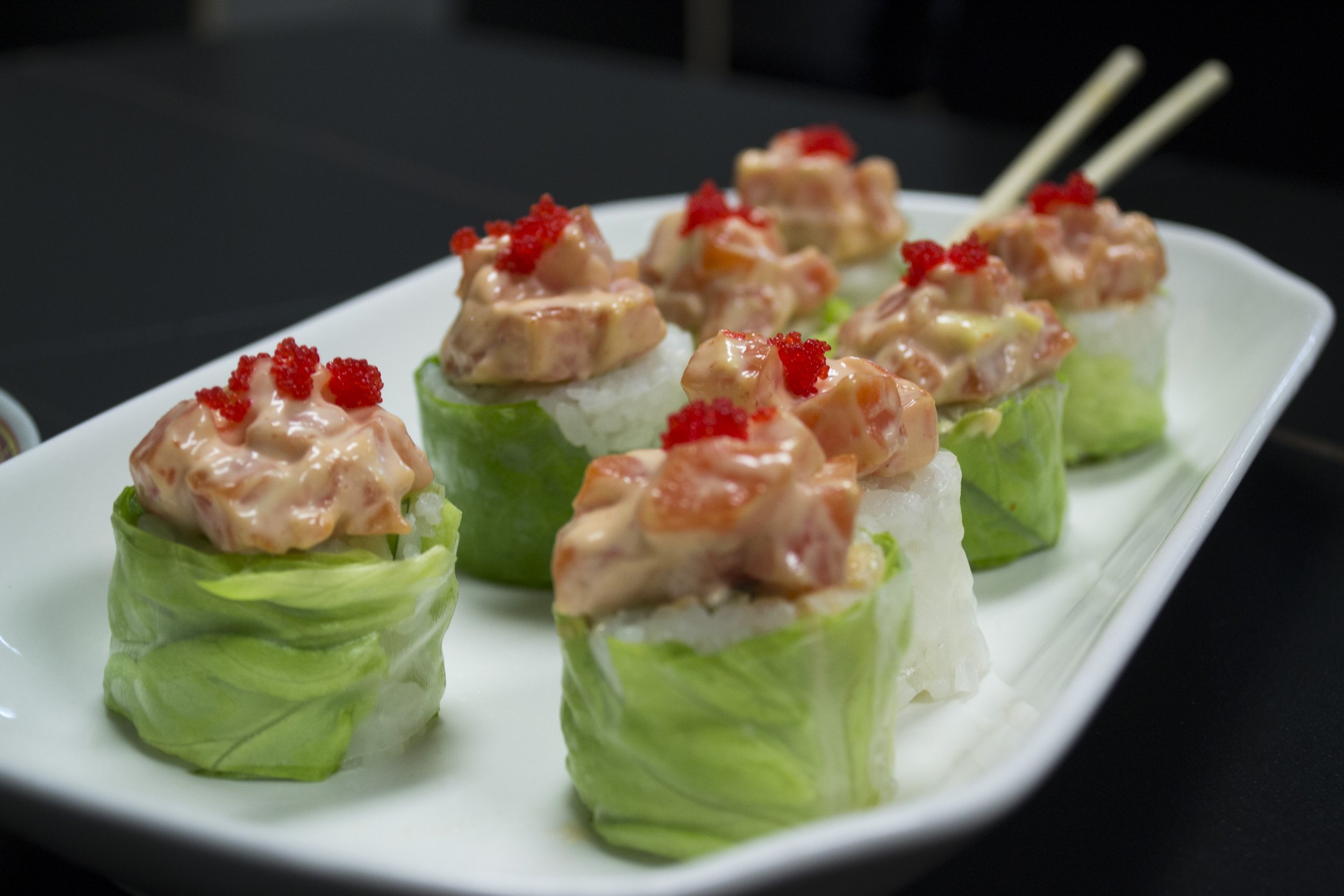 Assortiment de sushis fusion et poké de Rokkō
