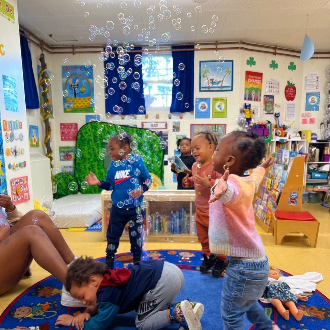 We love bubbles! It&rsquo;s amazing when you can feel the joy through a photo. This class is having so much fun playing inside while it rains. 🌧💧

#earlychildhoodeducation #bubbles #freeplay