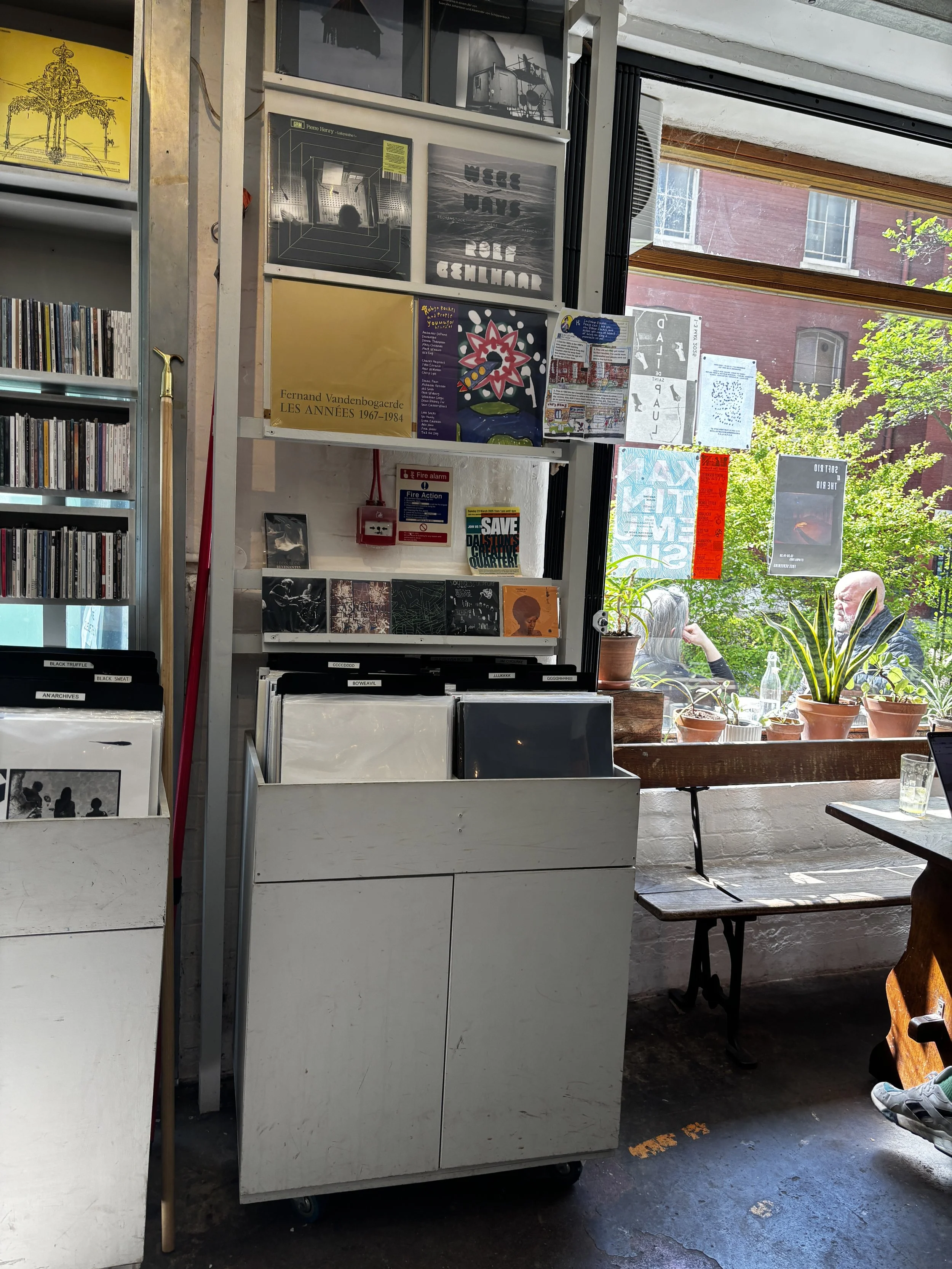 a display unit with records