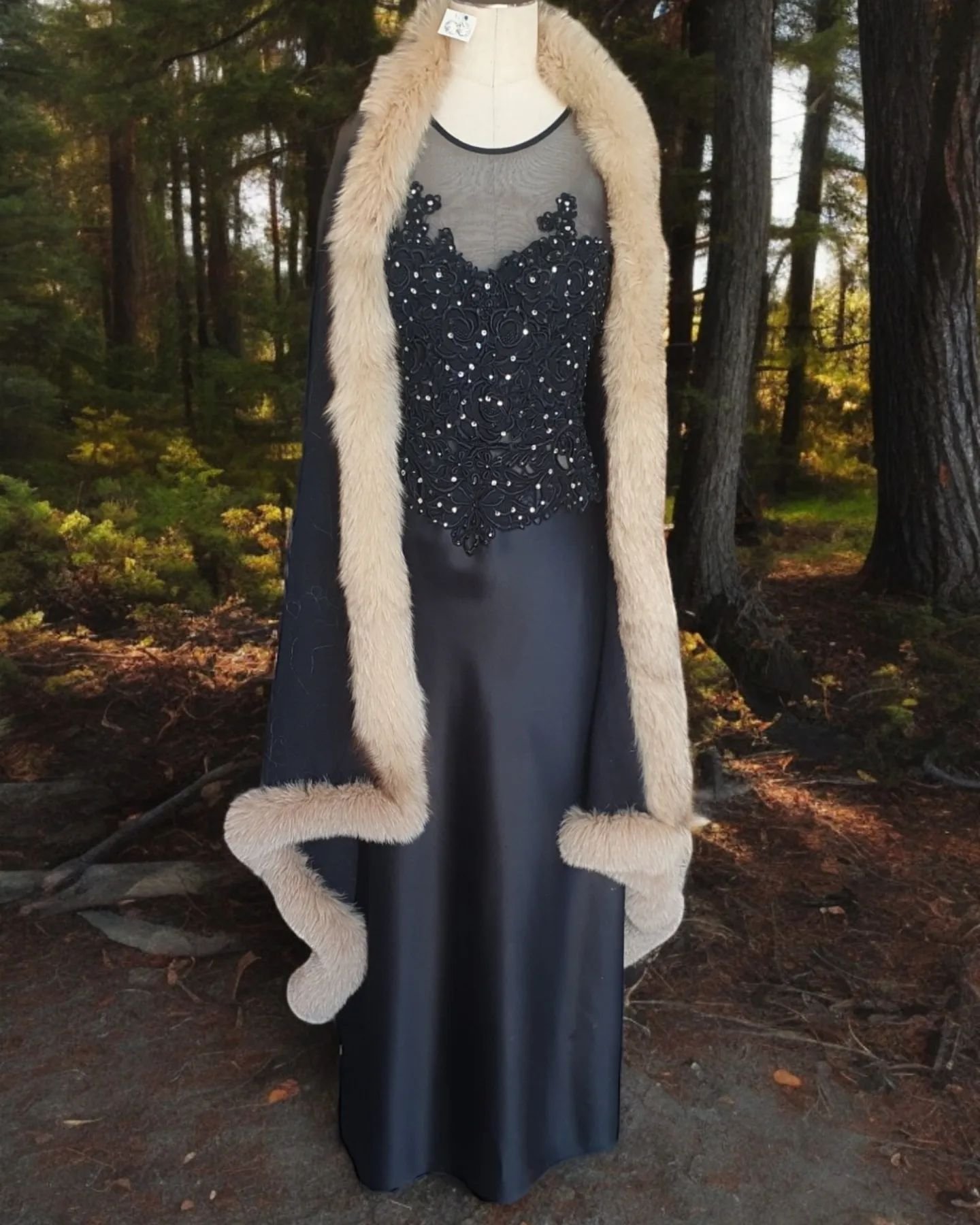 Outfit of the Day🖤✨️

Rabbit Fur Shoal | One Size : $89

Mr K Evening Dress | Size 12 : $199

Cellini Black Heels | Size 38 : Was $69, Now $34.50

Silver Stud Earrings | $29

All Ballgowns with a red sticker are 25% off!

#ootd #outfitoftheday #pert