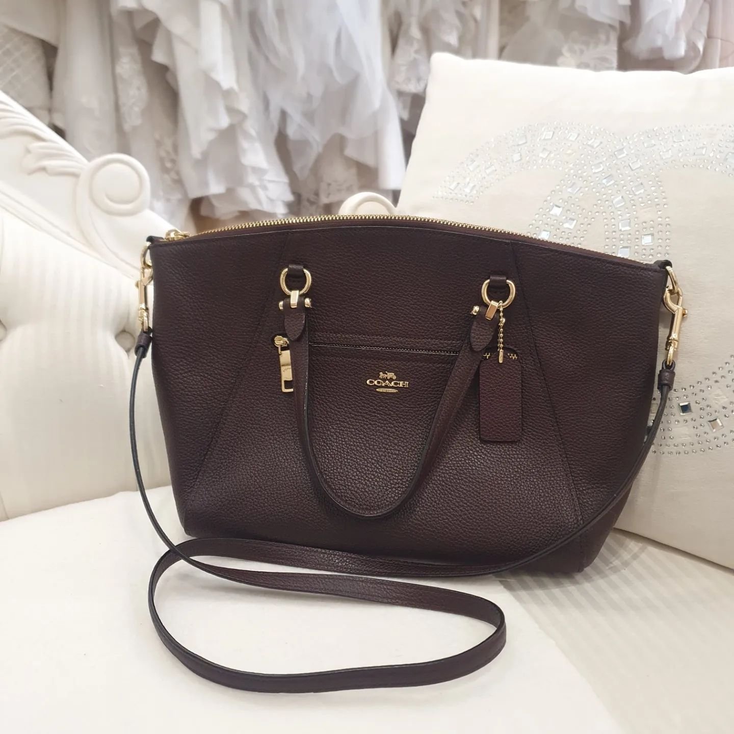 ✨️ New Arrival ✨️

Coach burgundy pebbled leather Prairie Satchel, box and dustbag included

--&gt; $249

(retail price $495)

#coach #coachbag #coachleather #newarrival #perthfashion #prelovedfashion #perthconsignment #eventwear #occasionwear #susta
