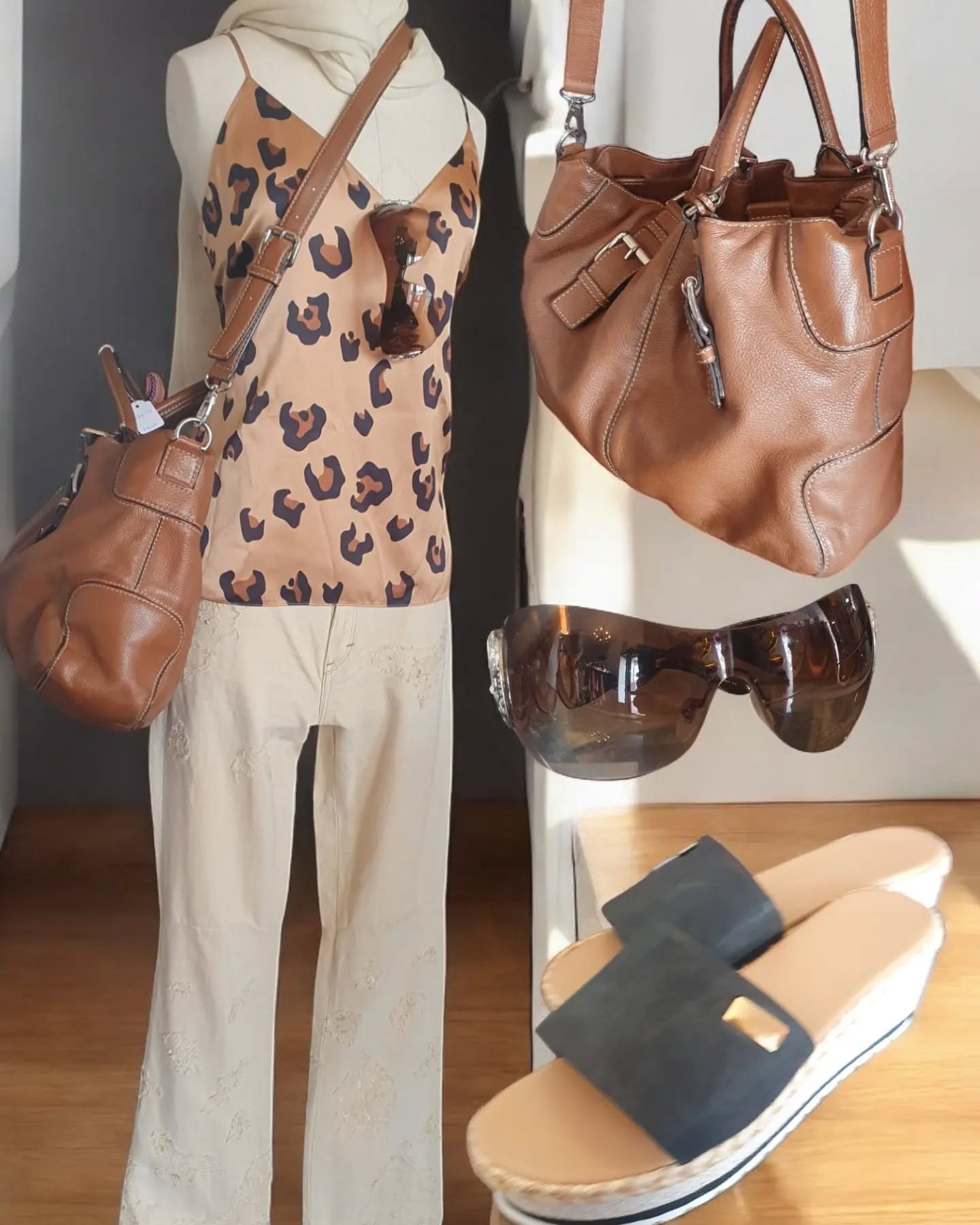 Outfit Of The Day✨️🕶

Today's outfit was styled by @jewelspublicaccyay a student doing work experience with us! Come in store and say hello!

Witchery Leopard Print Singlet | Size 12 | Was $49, now $24.50

Ralph Lauren Cream Jeans with Lace detail |