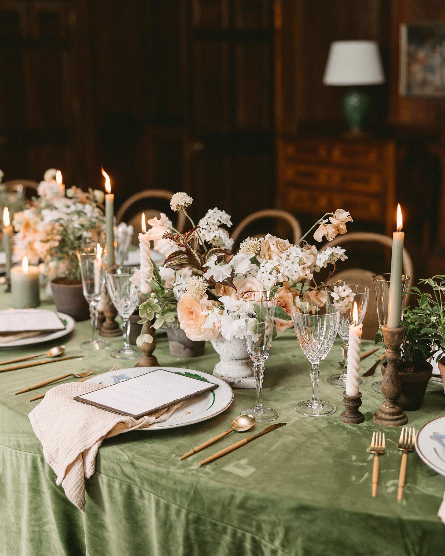 Back from my little social media break to share some drool worthy details from last week at Peterloon Estate. I&rsquo;m not sure I will ever be over this tablescape 🥵

design, planning, stationary &amp; signage - @heirloomdesignandcompany 
florals -