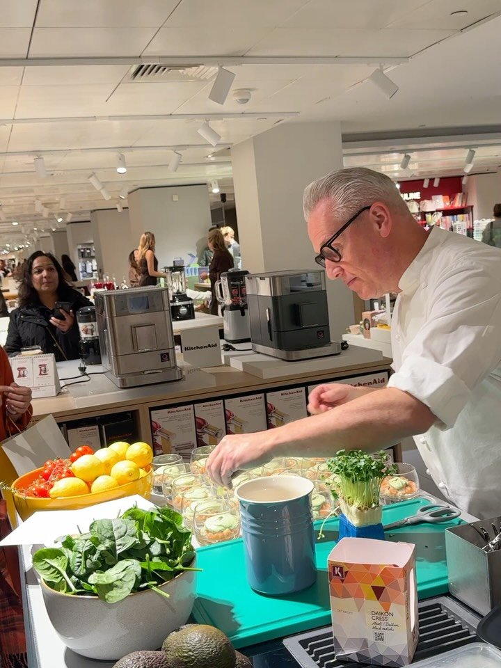 Even een kleine recap van afgelopen week 🫶🏼

We stonden met @rudolphvanveen_official voor @kitchenaid_nl in de @debijenkorf , dit was een hele gezellige avond, wij zijn alvast in de kerstsferen 🎄🧑🏼&zwj;🍳 

We hadden gala van @mortgage2go.nl het