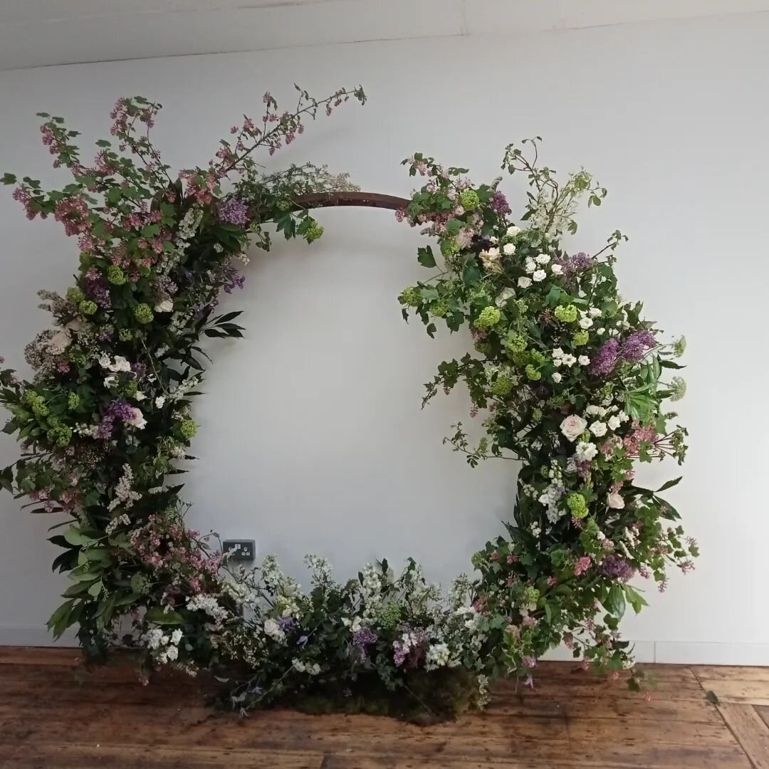 Absolutely love a statement piece... Would 100% recommend having one! 

To make an enquiry, please fill in the form via my website 💕 

#floralmoongate #floralstatements #floraldesigner #cheshireflorist #cheshireweddings #cheshireweddingsuppliers #sh