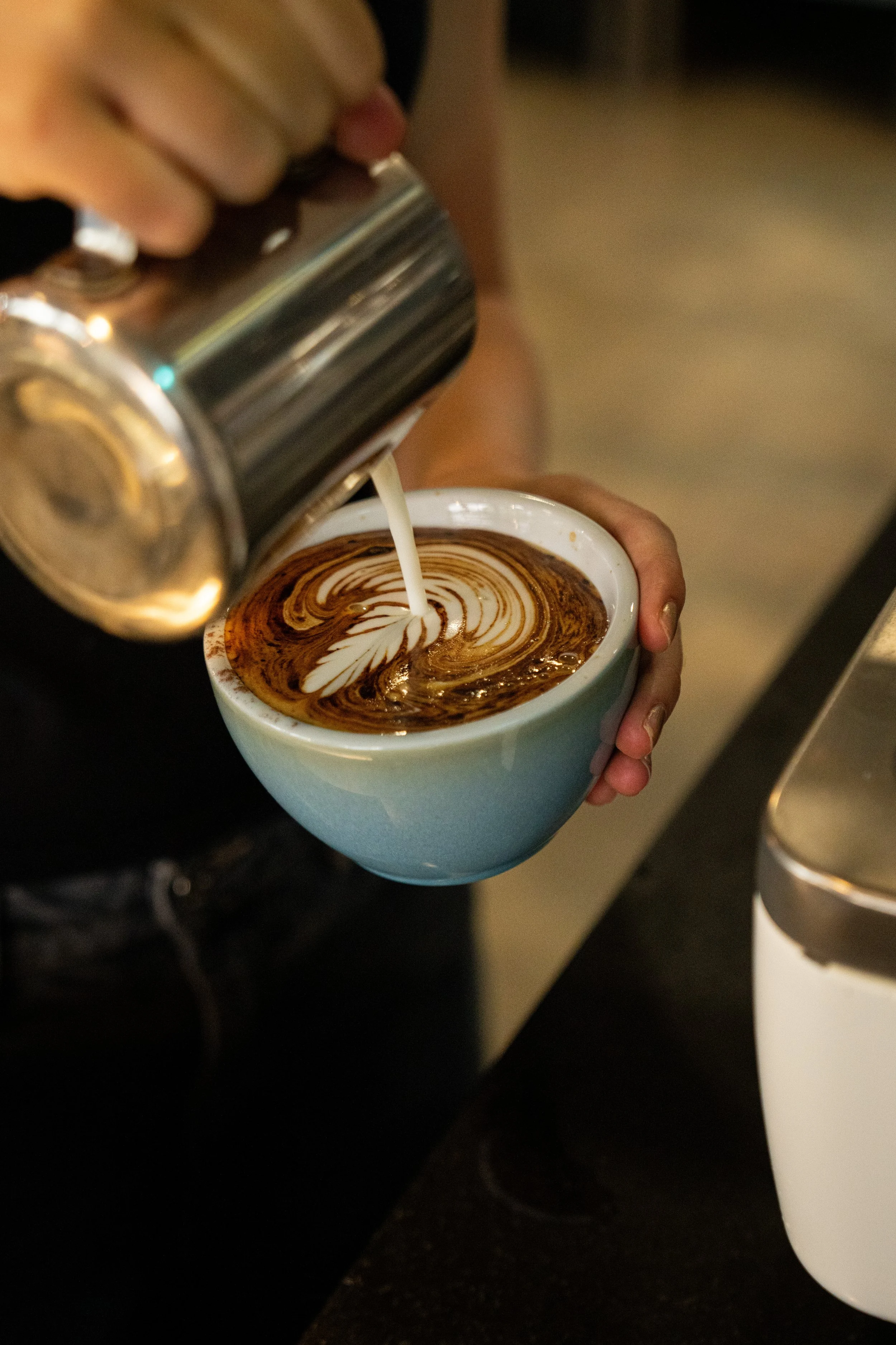 CAPPUCINO POUR.jpg