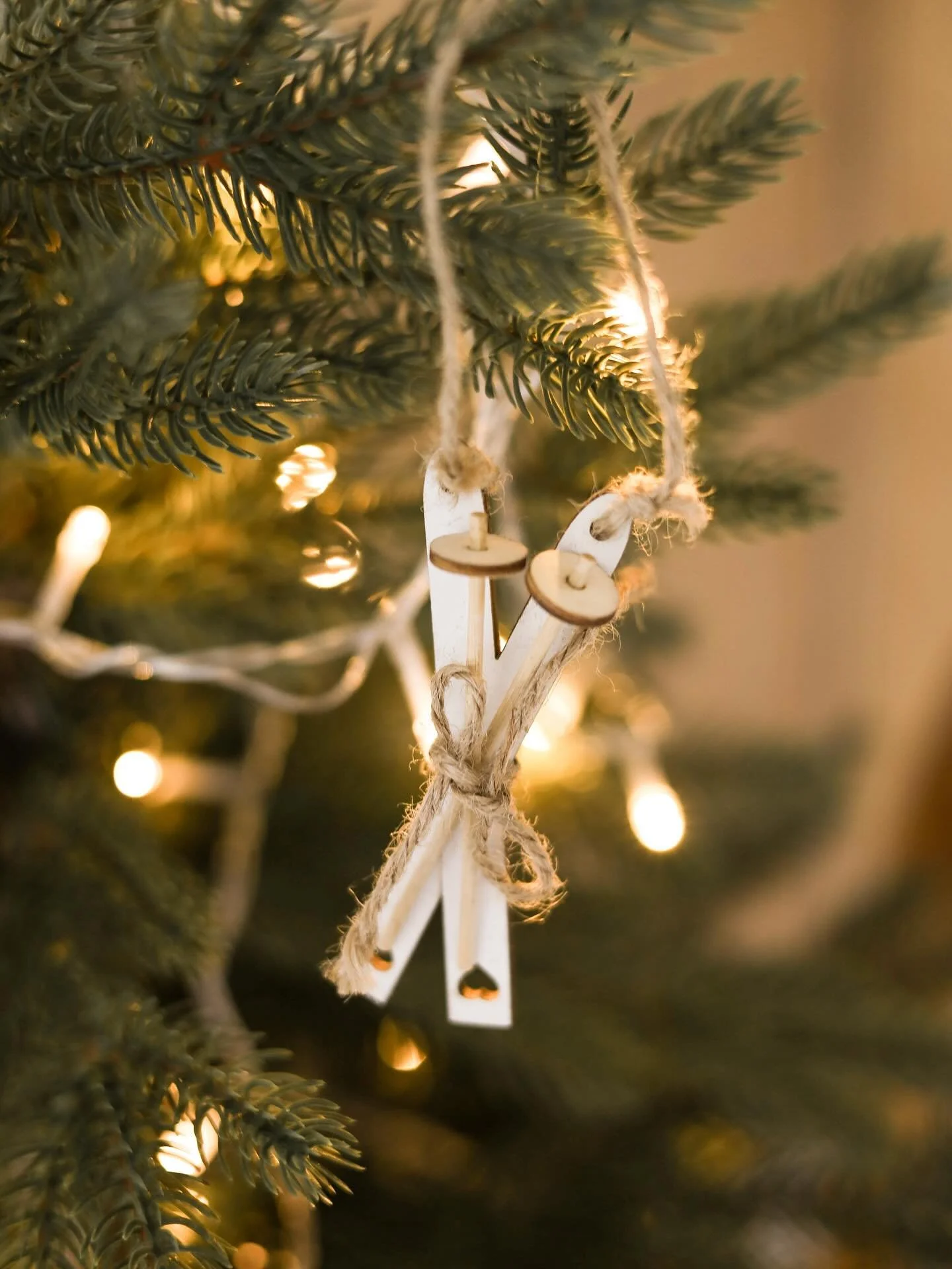 🎄 &ldquo;Ooh, daar staan al kerstbomen!&rdquo;, hoor ik geregeld bij de studio 😄

De kerstsetting staat er!✨
Ideaal voor:
📸 productfoto&rsquo;s voor je eindejaarssale
🎁 sfeervolle eindejaarscontent
📷 of als fotograaf met je klanten

En ja, tusse