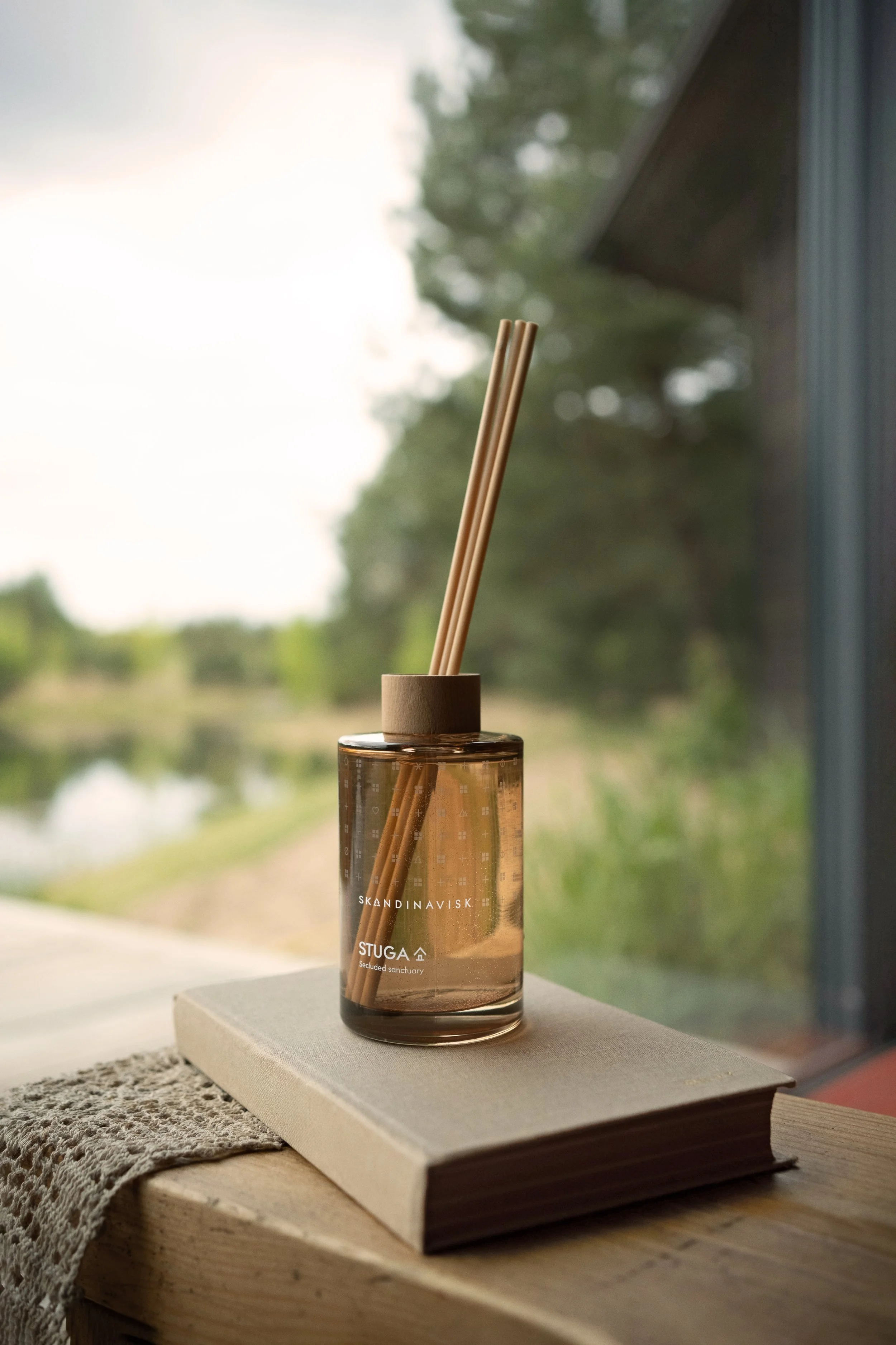 SK_AW25_STUGA_200mlScentDiffuser_Outdoor_01.jpg